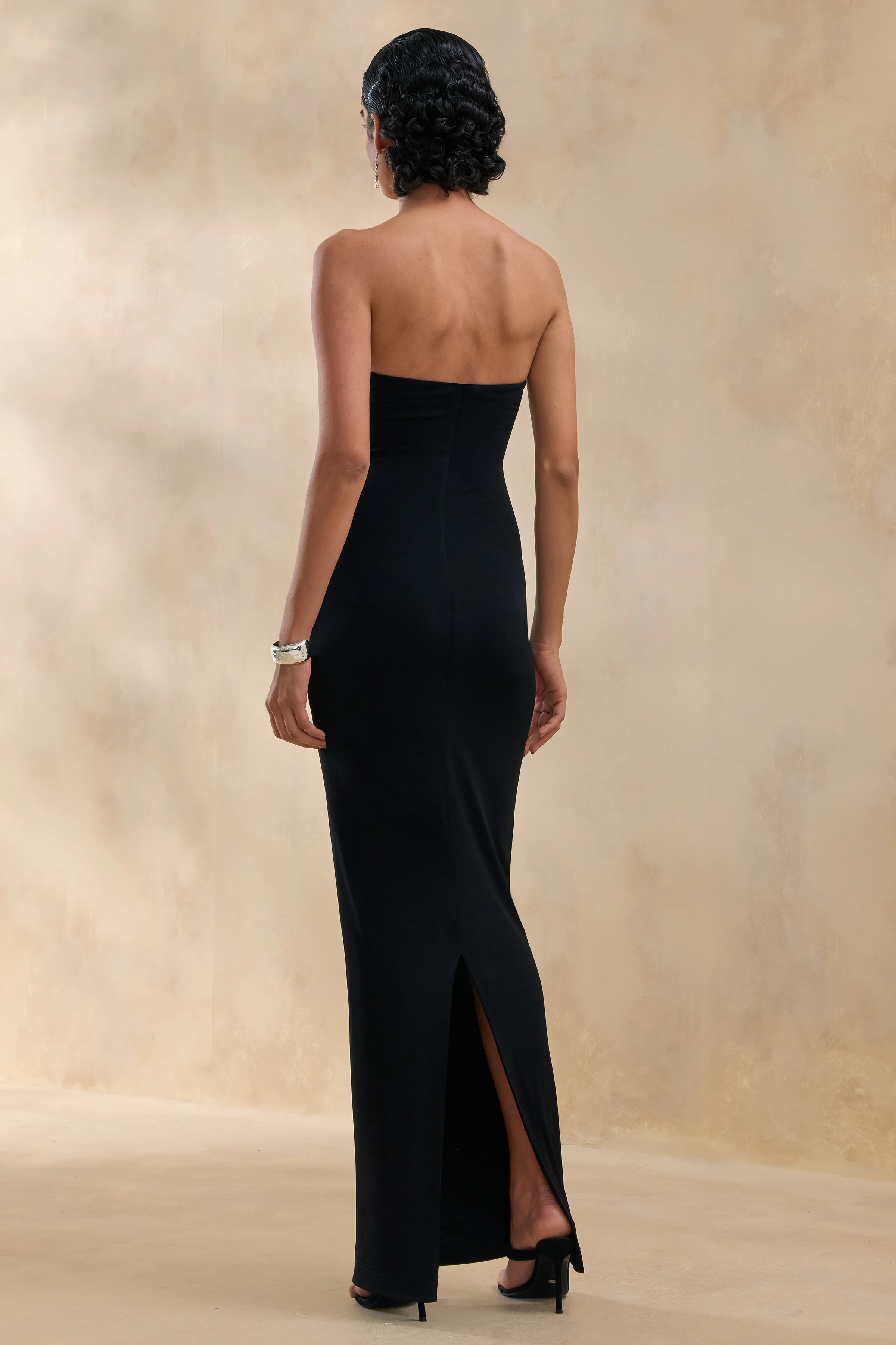 Milania | Robe longue noire à encolure asymétrique avec manche torsadée - Image 2