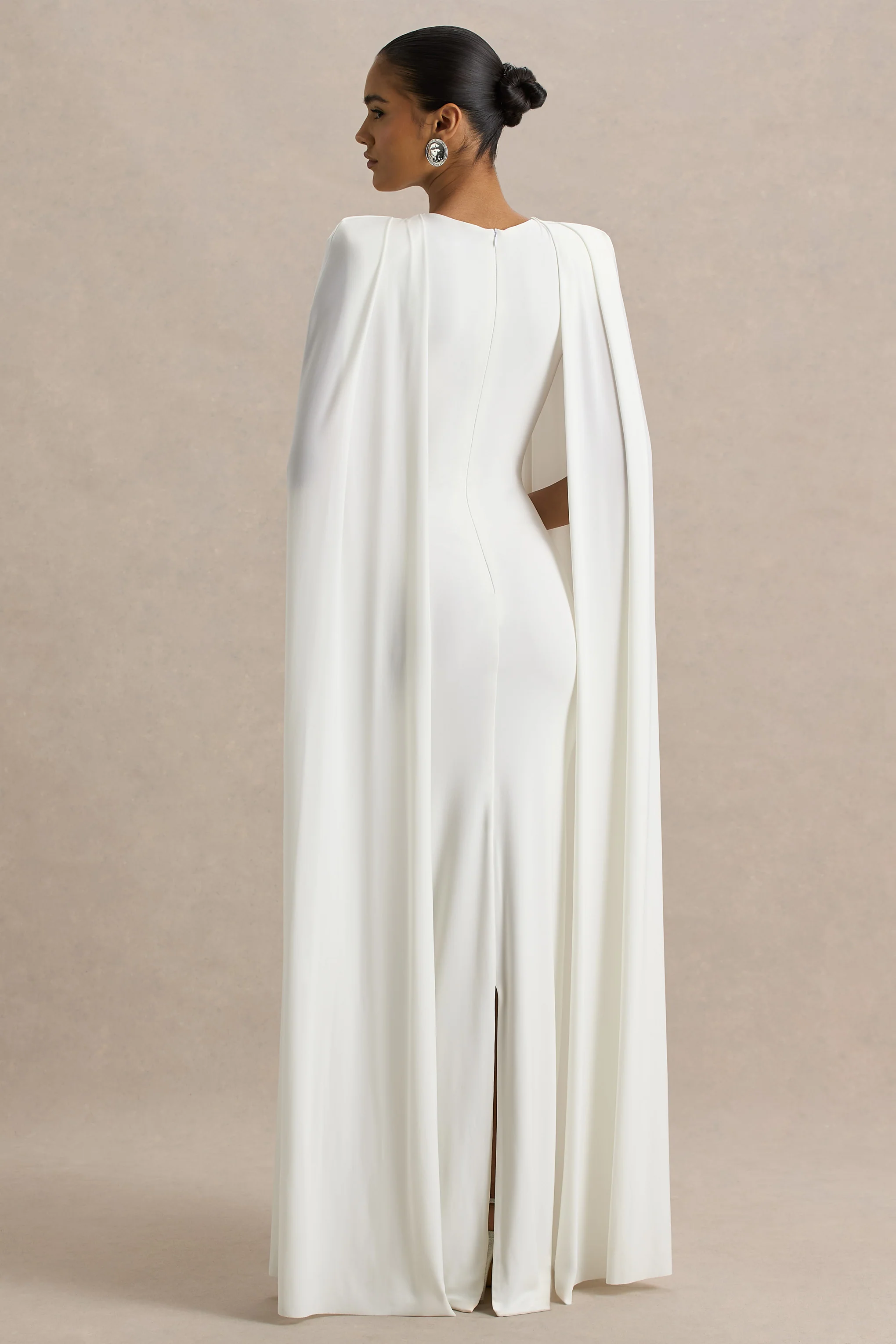 Mimi | Robe longue blanche à col haut et manches-capes - Image 2