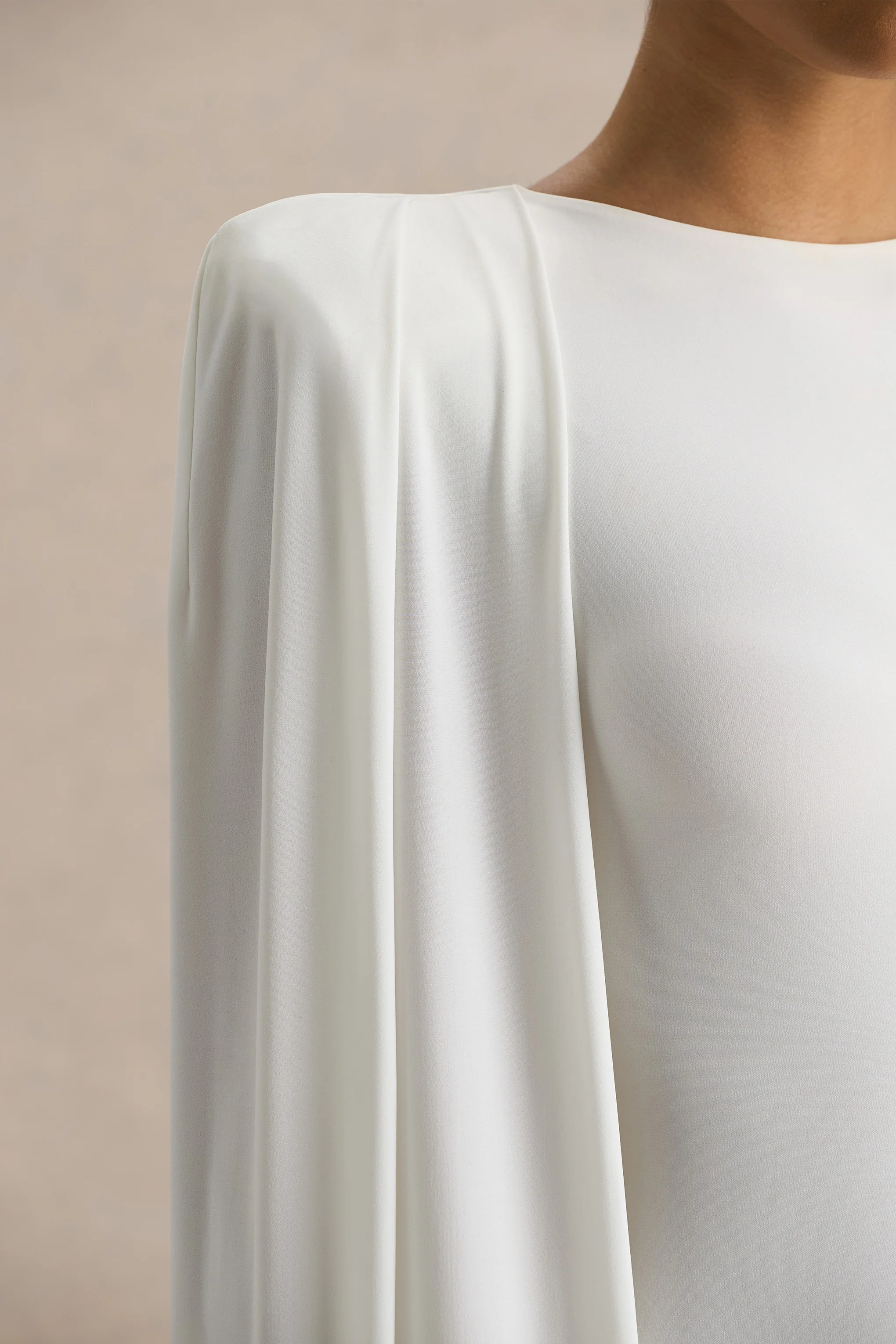 Mimi | Robe longue blanche à col haut et manches-capes - Image 6
