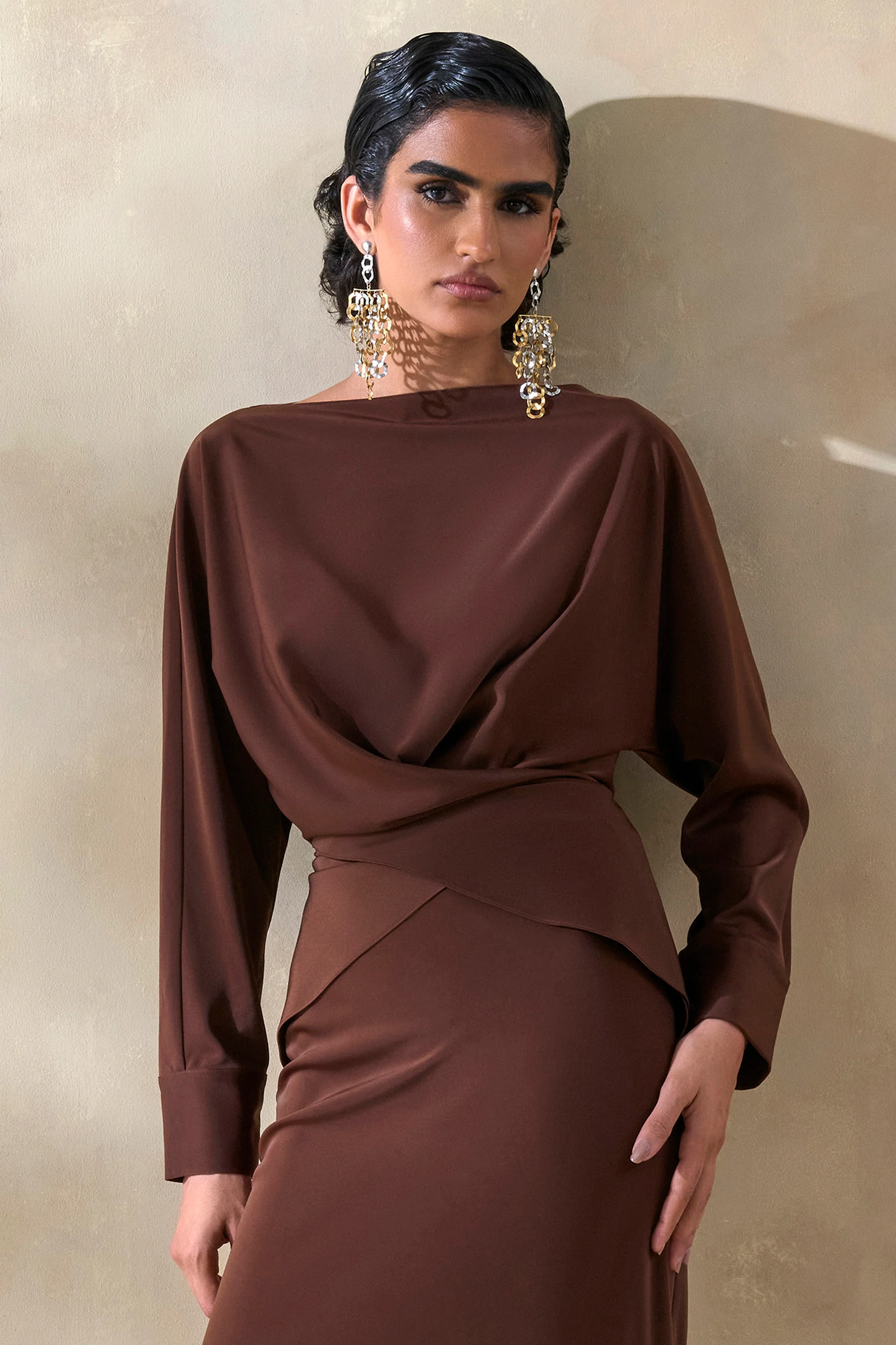 Miravia | Top marron en satin à encolure large et manches longues