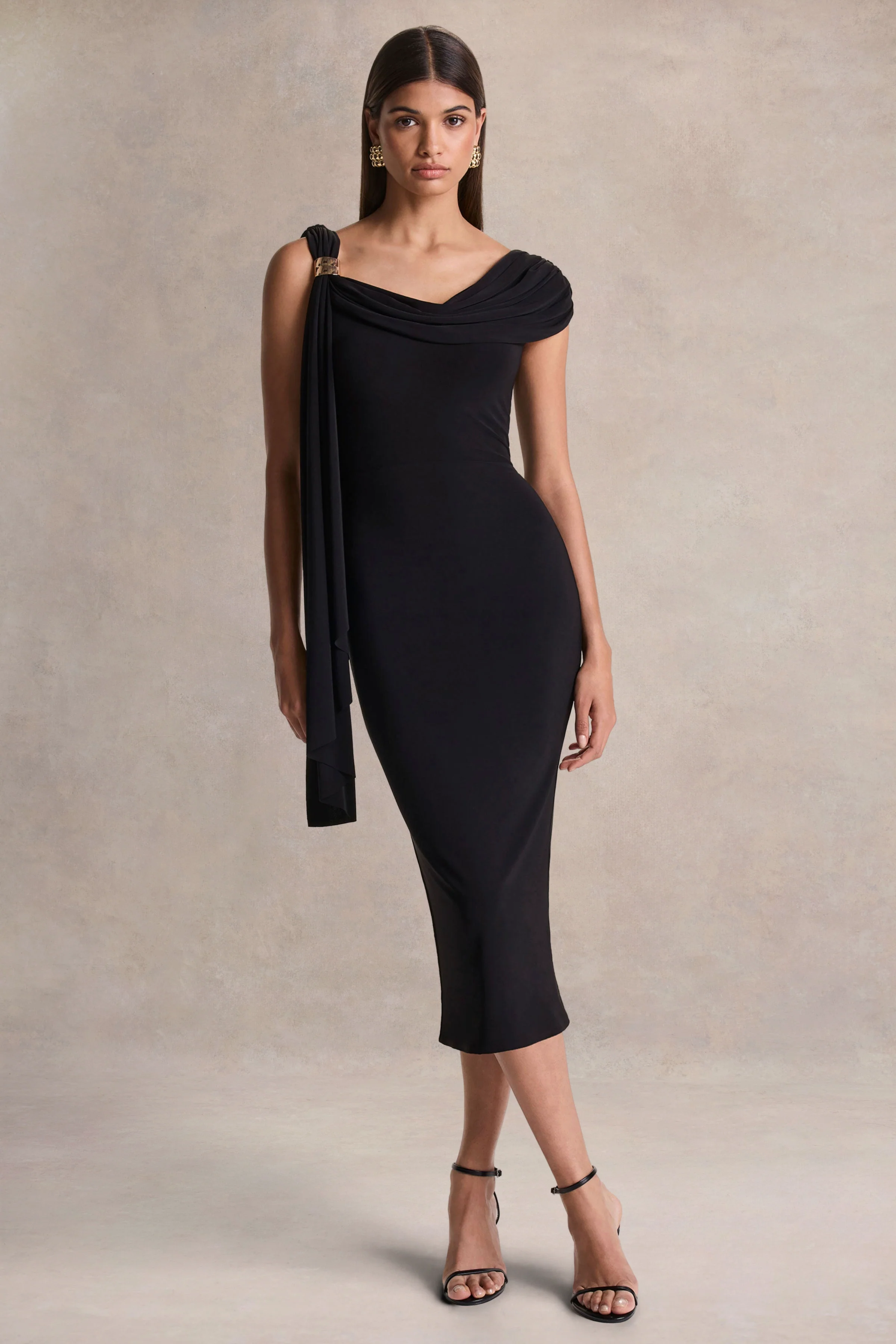 Mirelda | Robe mi-longue noire à encolure asymétrique avec détail doré