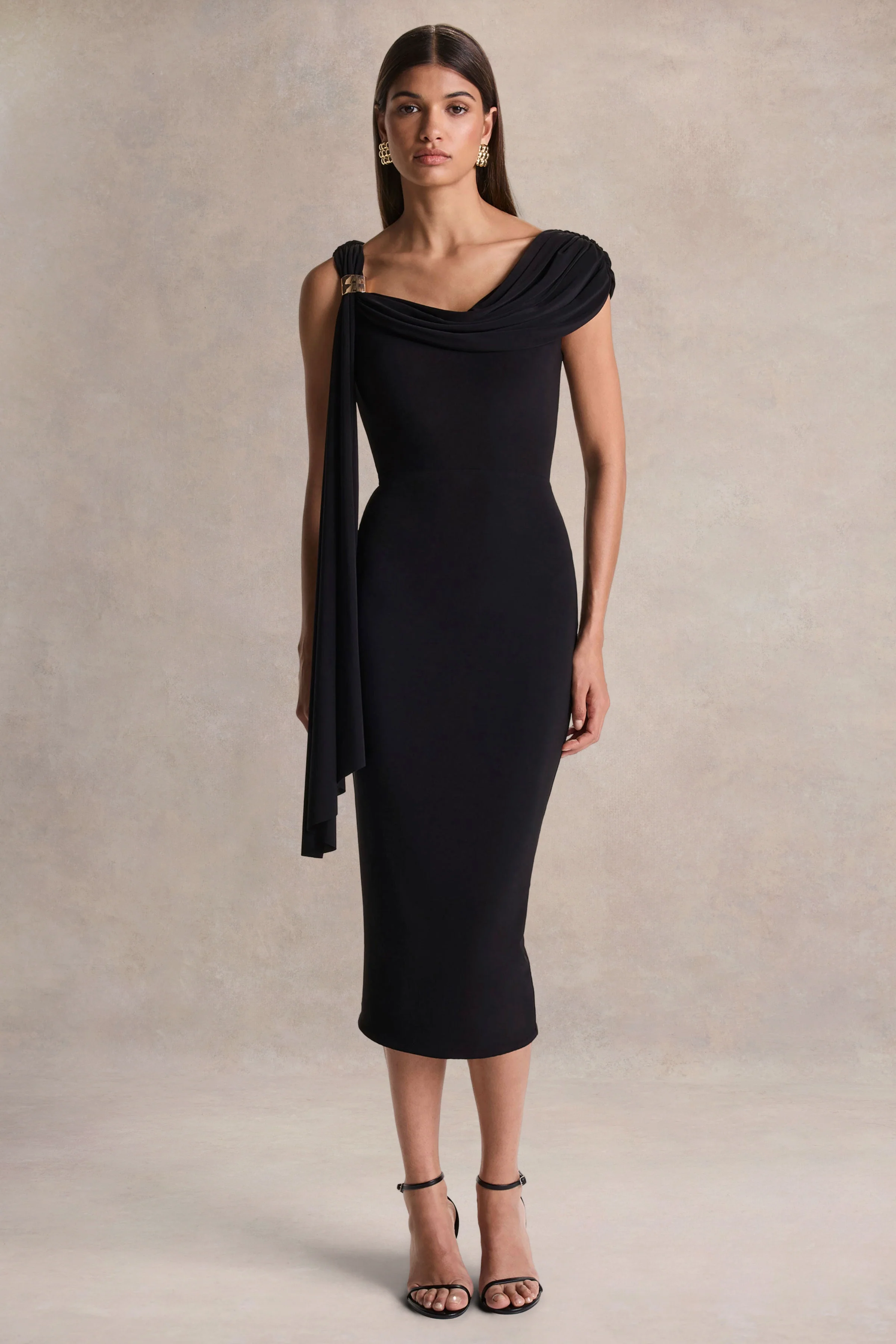 Mirelda | Robe mi-longue noire à encolure asymétrique avec détail doré - Image 5