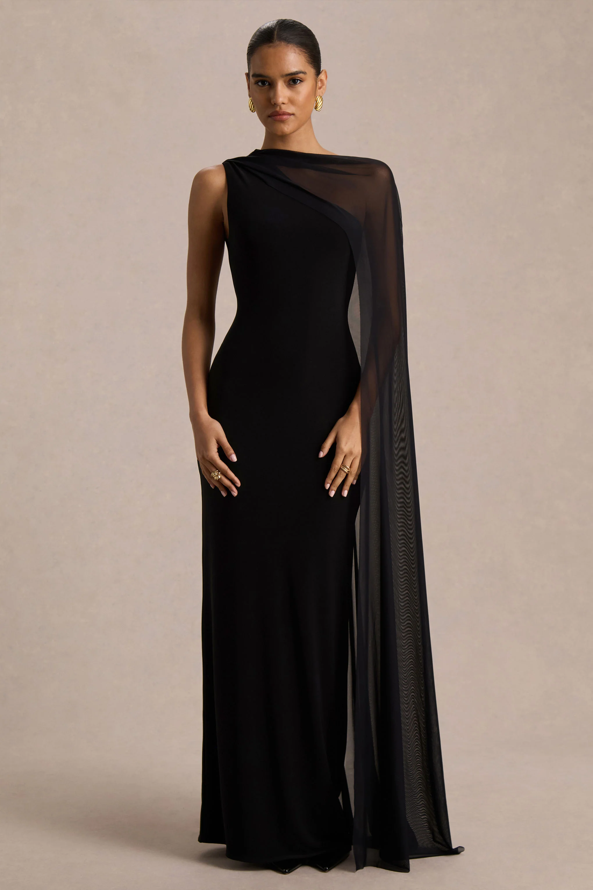 Mirelle | Robe longue noire à encolure asymétrique avec manche-cape transparente