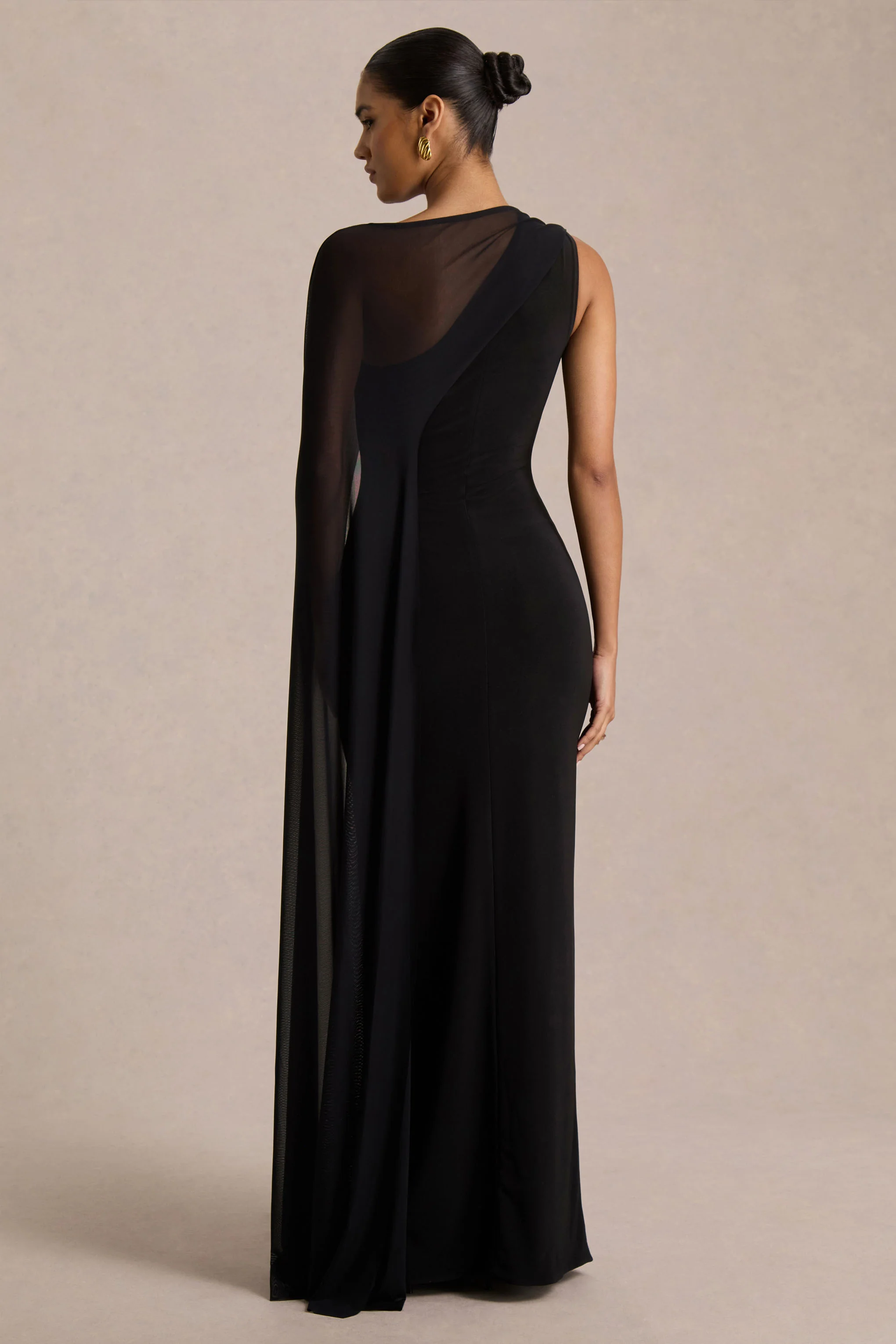 Mirelle | Robe longue noire à encolure asymétrique avec manche-cape transparente - Image 2