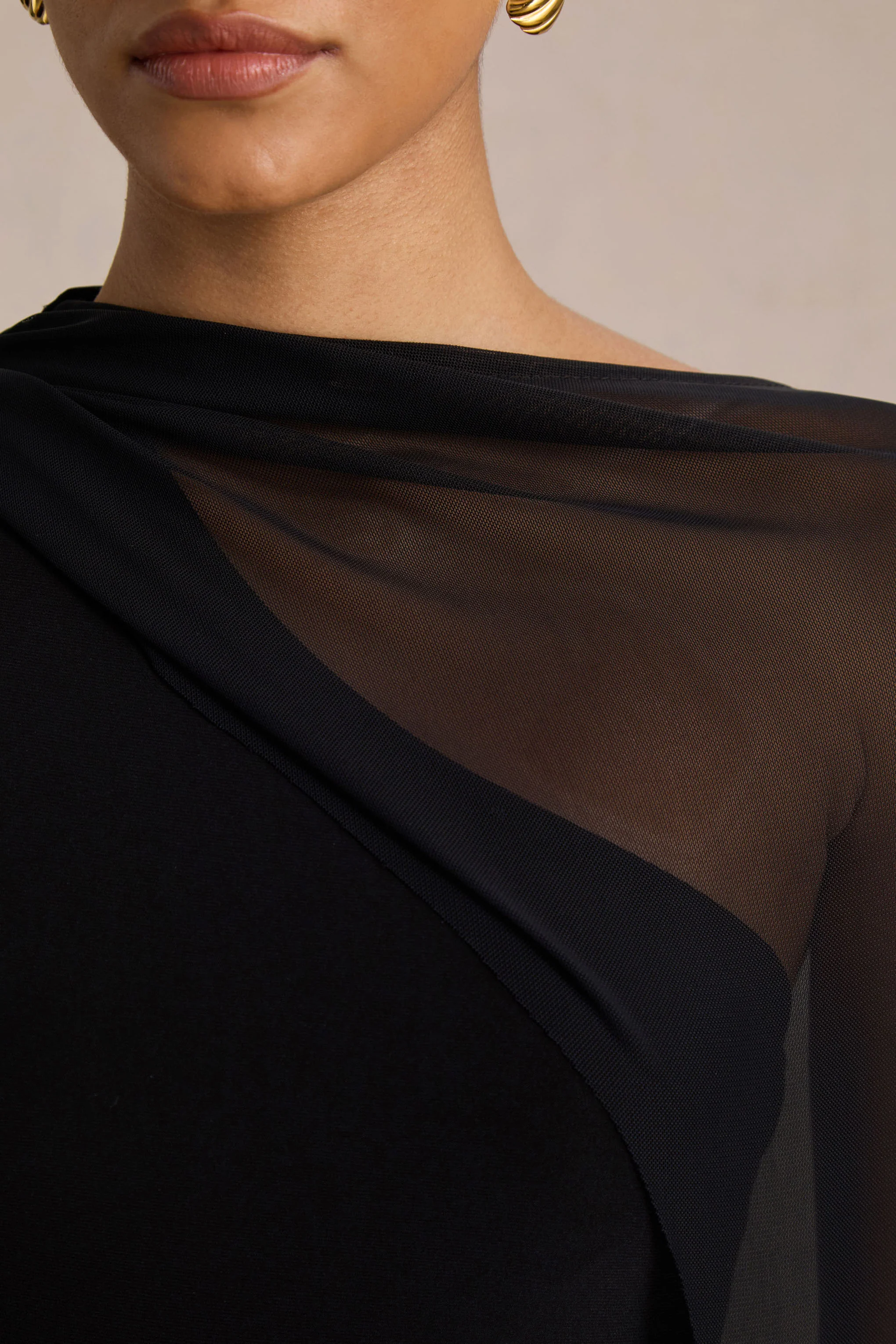 Mirelle | Robe longue noire à encolure asymétrique avec manche-cape transparente - Image 3