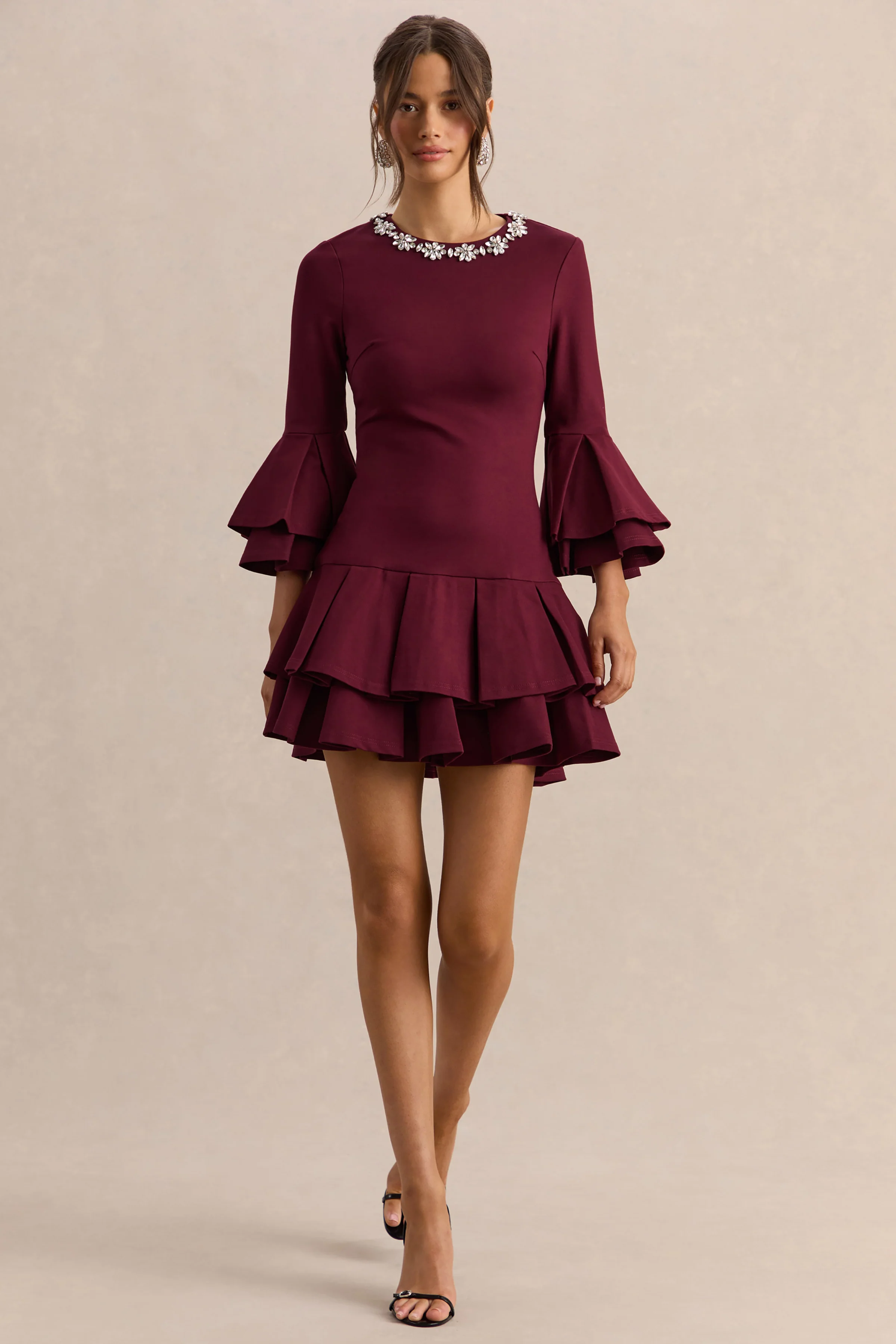 Mirna | Mini-robe bordeaux à encolure ras-du-cou avec manches évasées et détails volantés