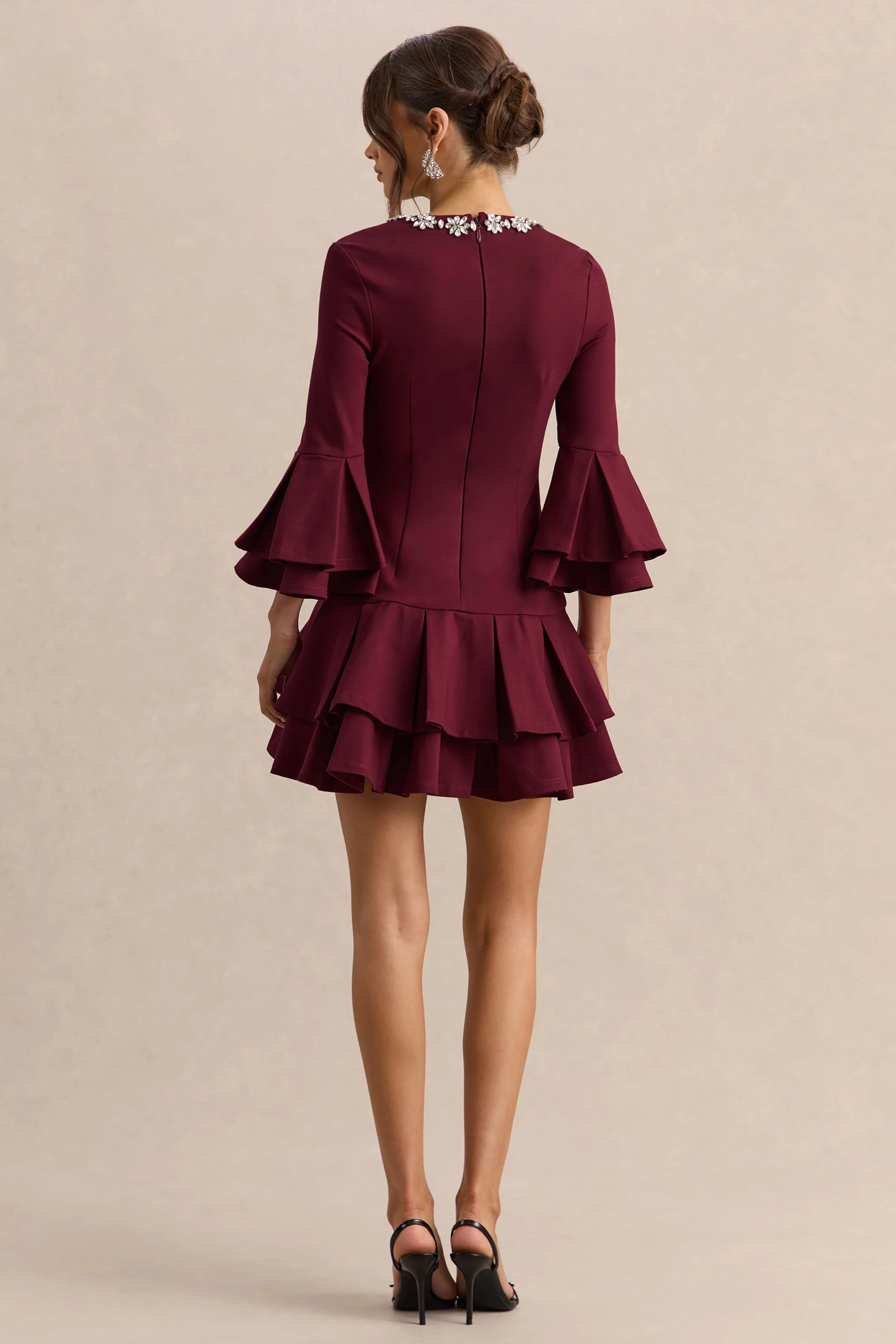 Mirna | Mini-robe bordeaux à encolure ras-du-cou avec manches évasées et détails volantés - Image 2