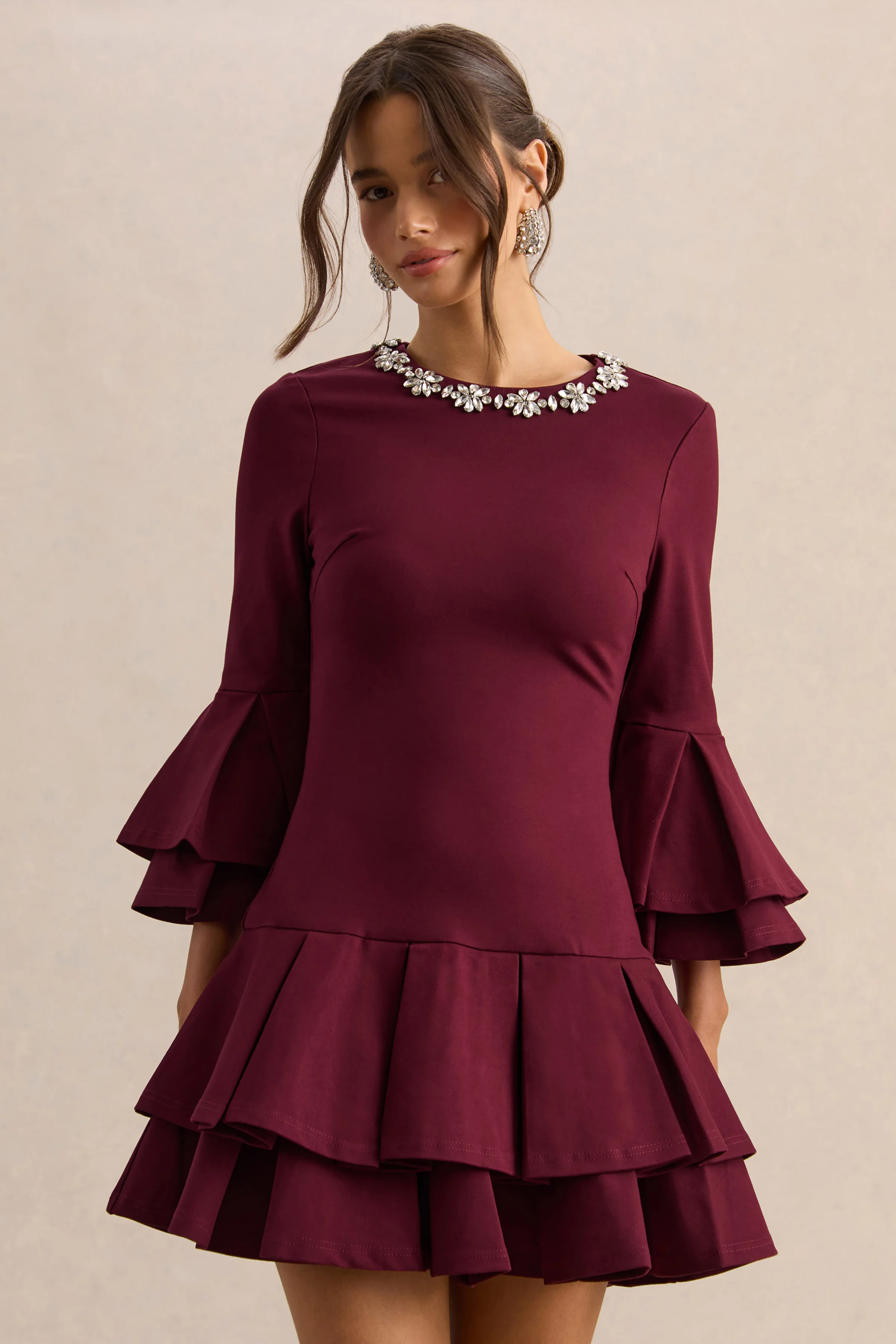 Mirna | Mini-robe bordeaux à encolure ras-du-cou avec manches évasées et détails volantés - Image 3