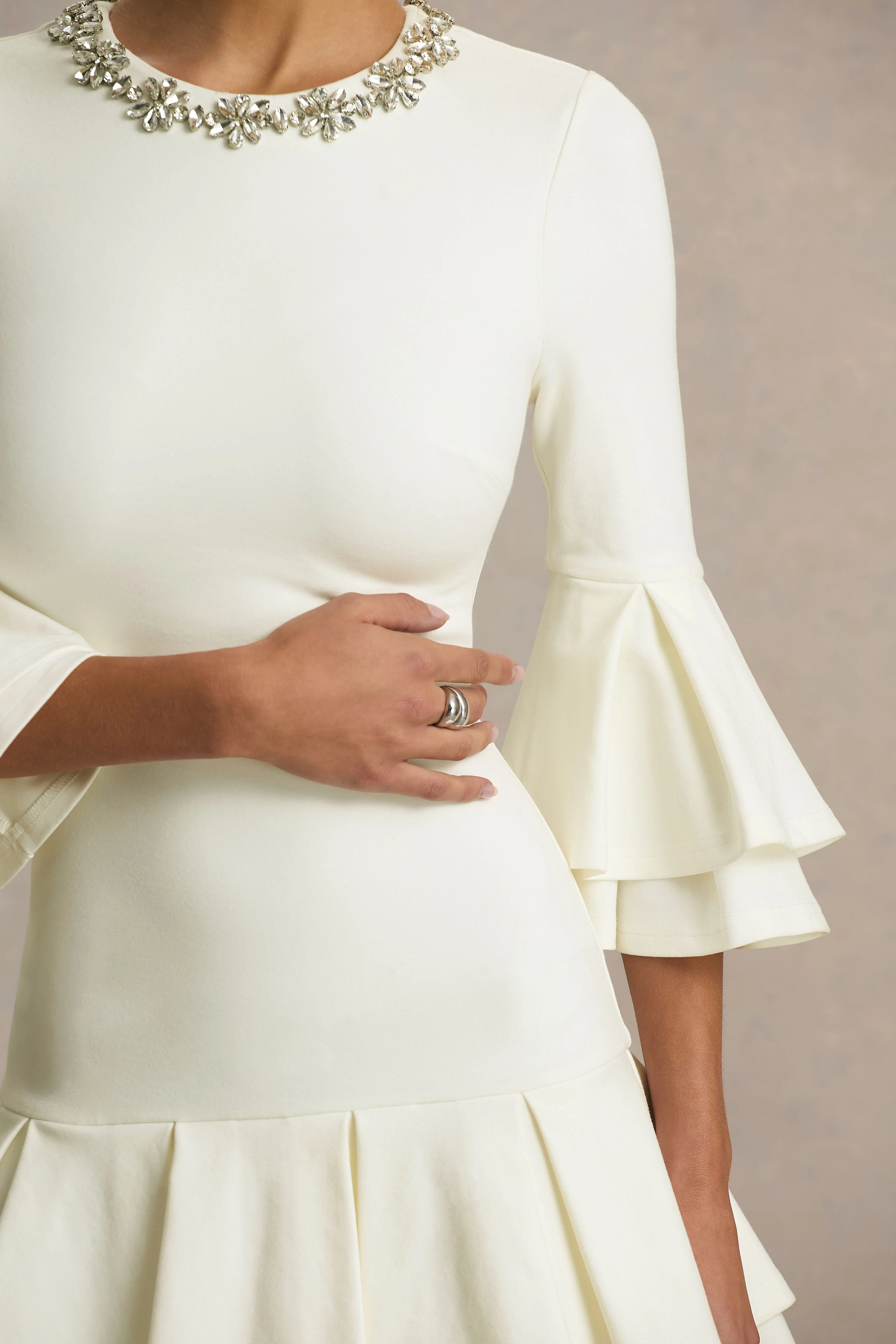 Mirna | Mini-robe crème à encolure ras-du-cou avec manches évasées et détails volantés - Image 3
