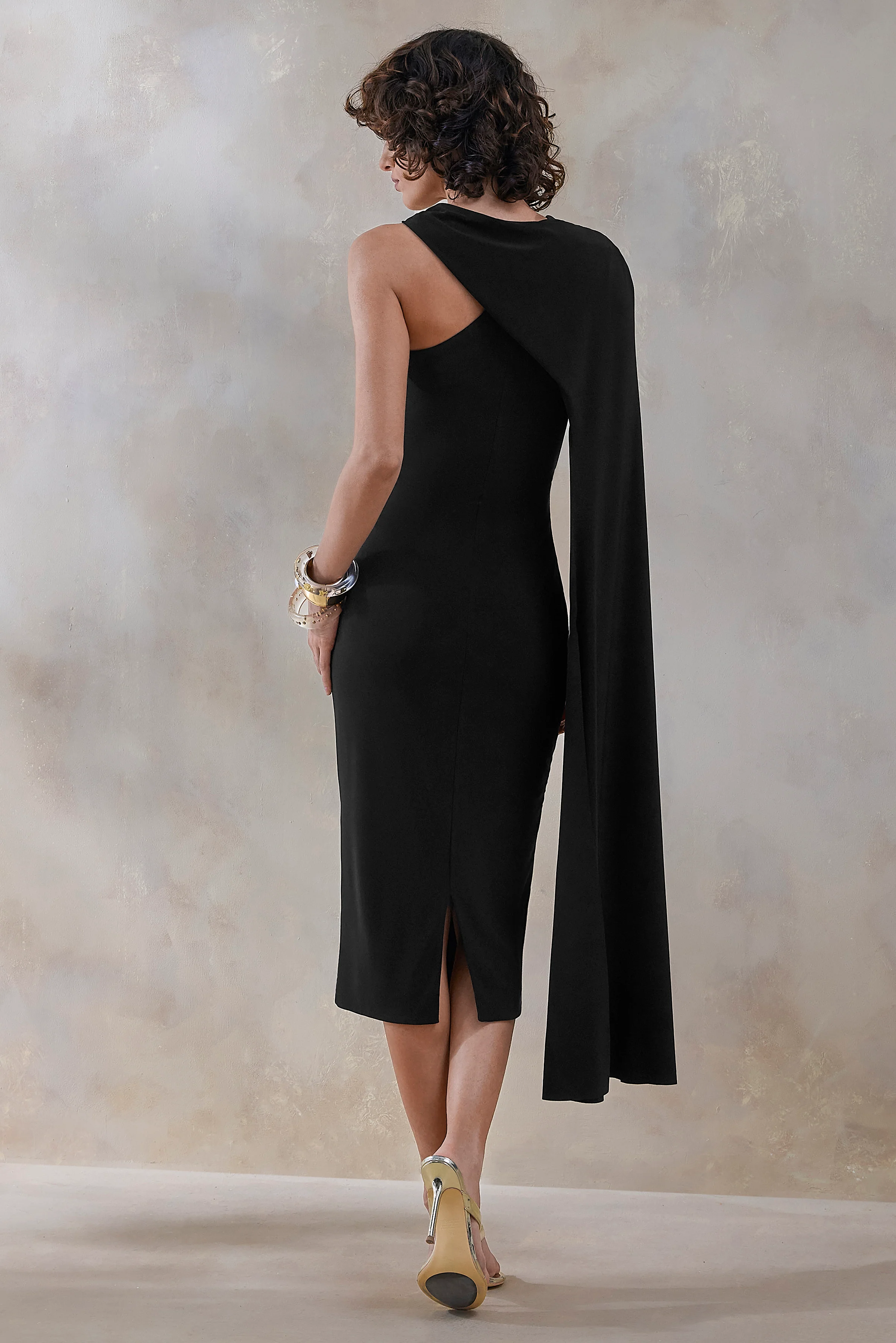 Misoria | Robe mi-longue noire à col montant avec manche cape - Image 2