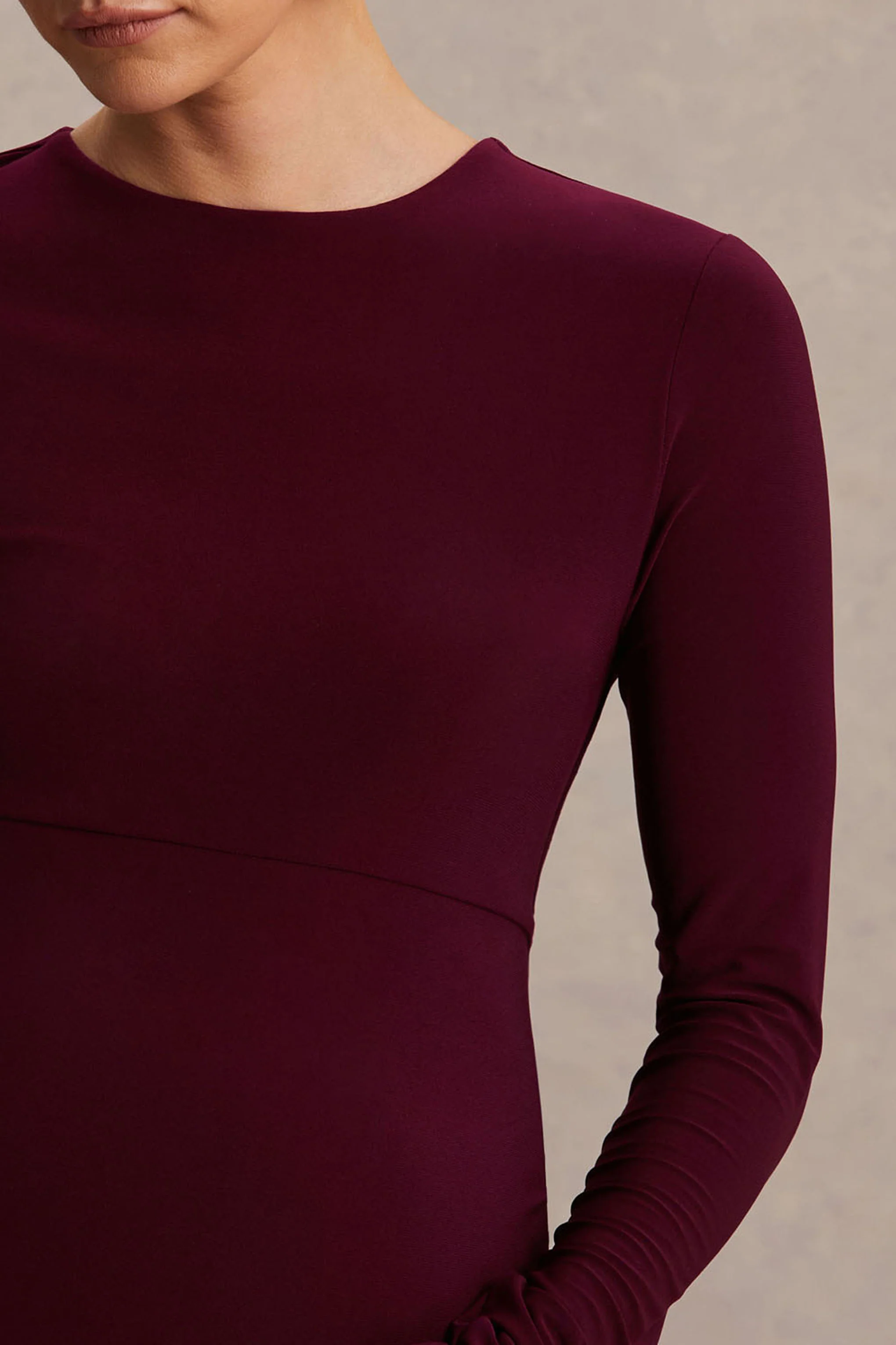 Monroe | Robe longue de maternité bordeaux à encolure ras-du-cou et taille basse - Image 3