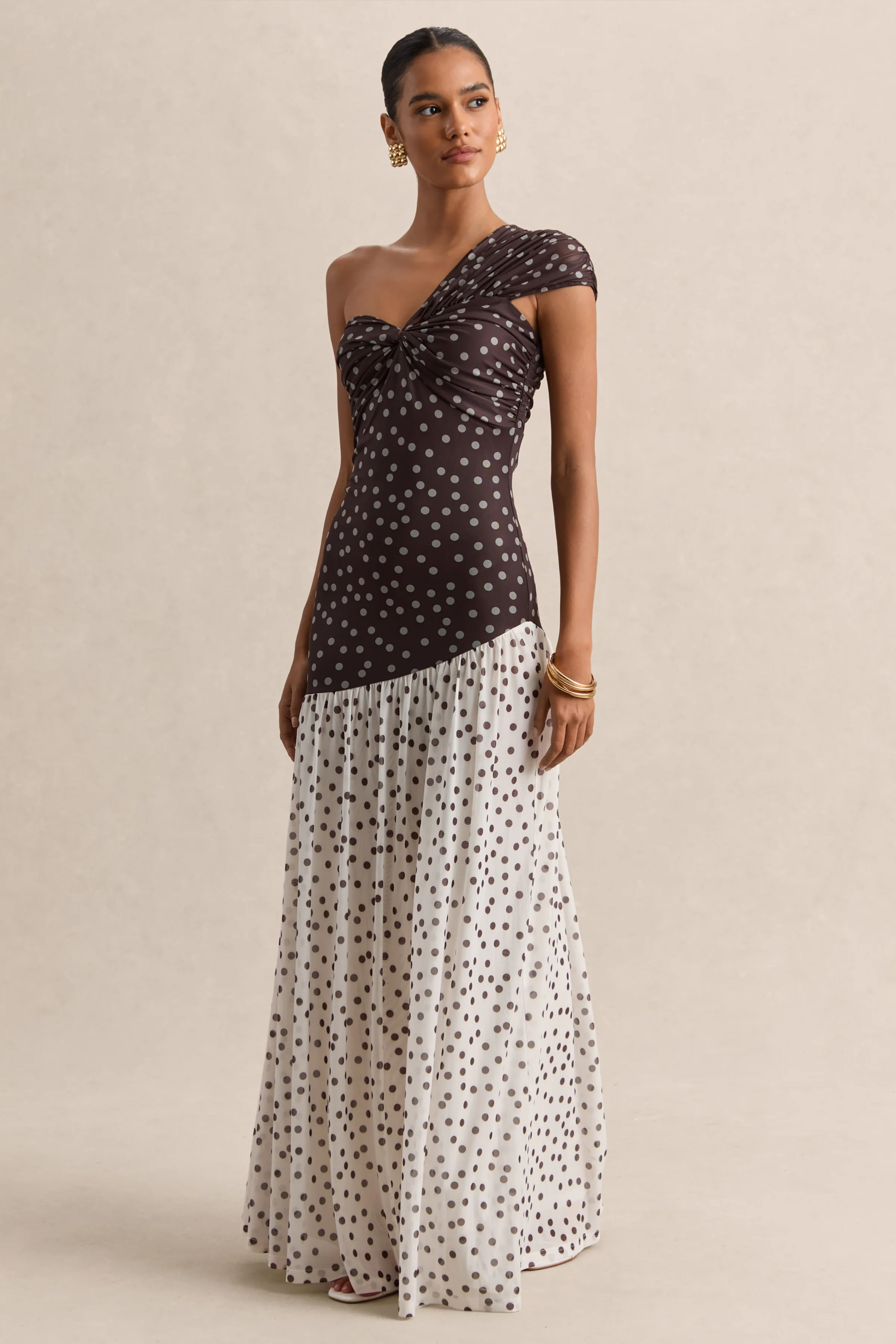 Motira | Robe longue marron à pois à encolure asymétrique avec taille basse asymétrique - Image 4