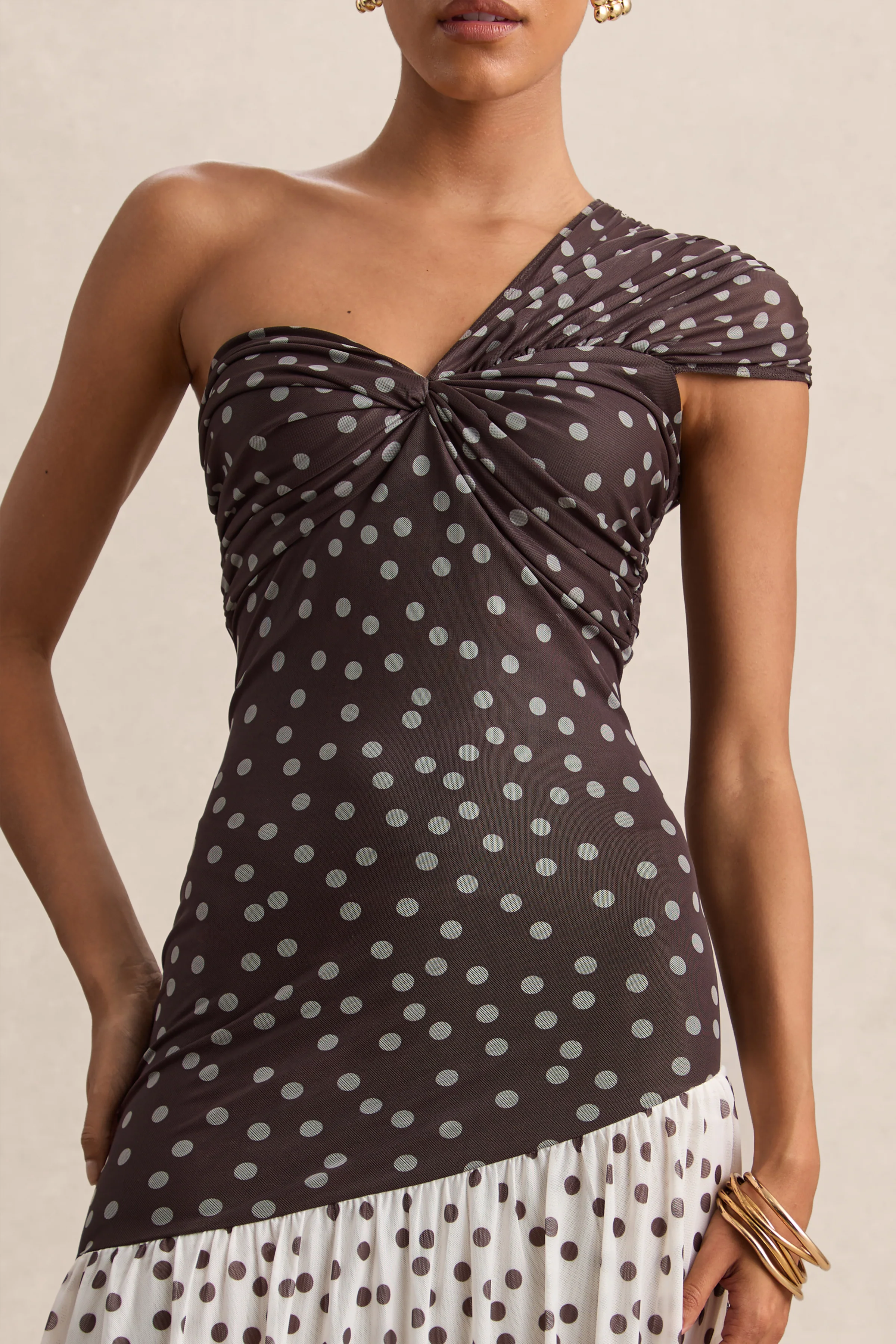 Motira | Robe longue marron à pois à encolure asymétrique avec taille basse asymétrique - Image 5