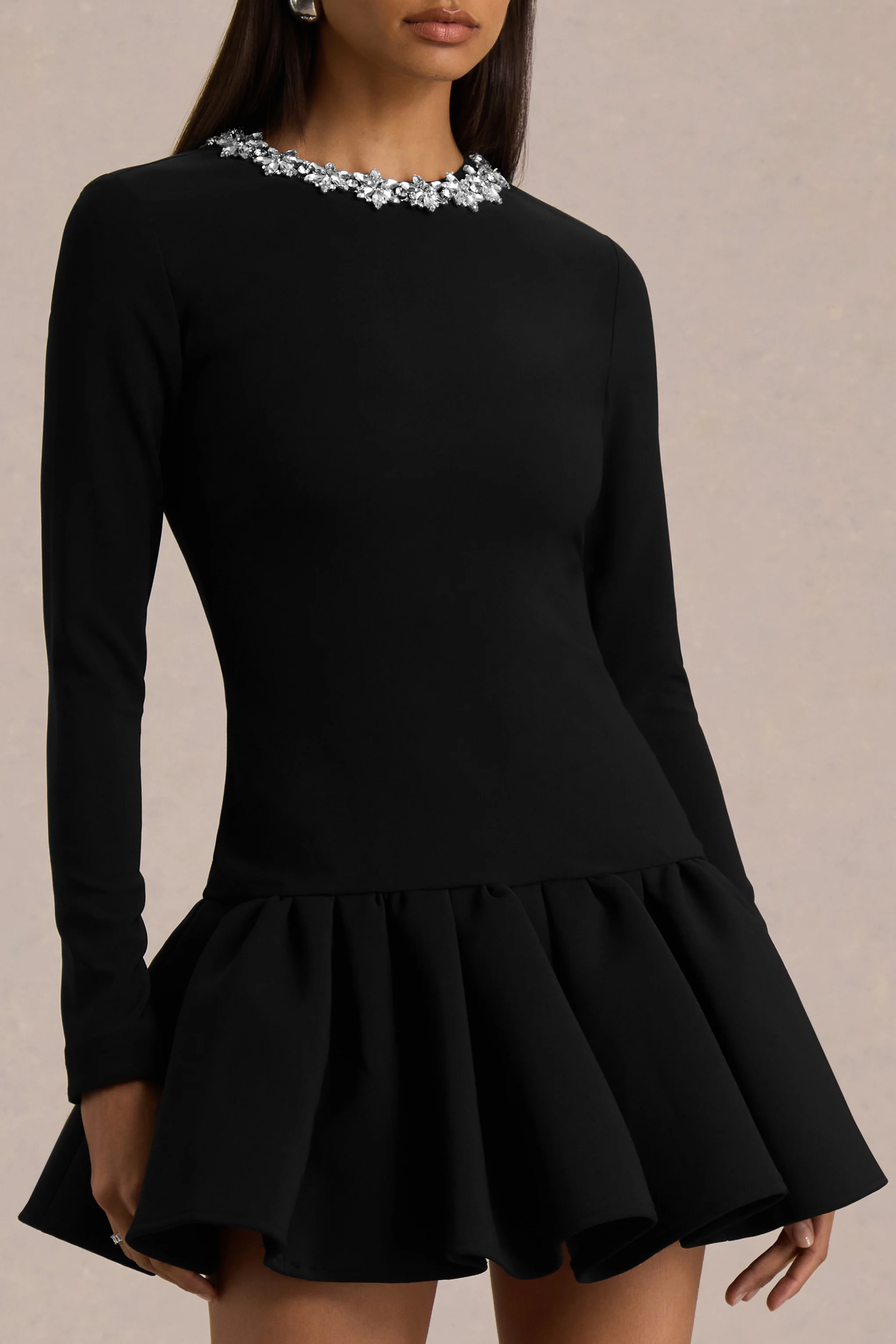 My Wish | Mini-robe noire à col montant orné et taille tombante - Image 3