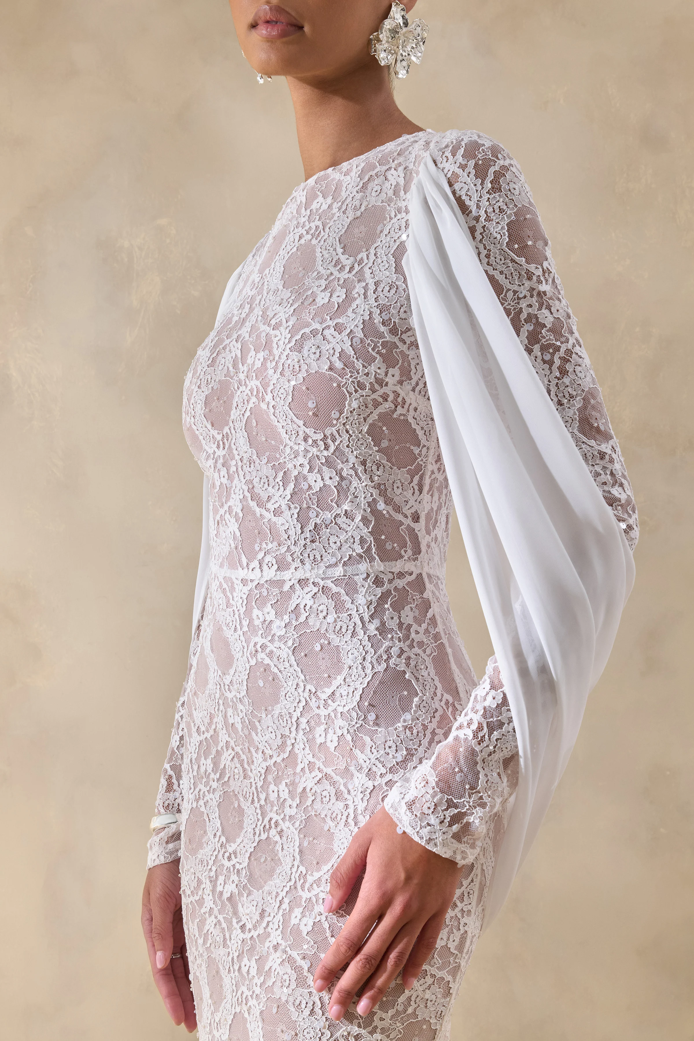 Nabina | Robe longue blanche en dentelle à encolure ronde avec détail drapé au dos - Image 3