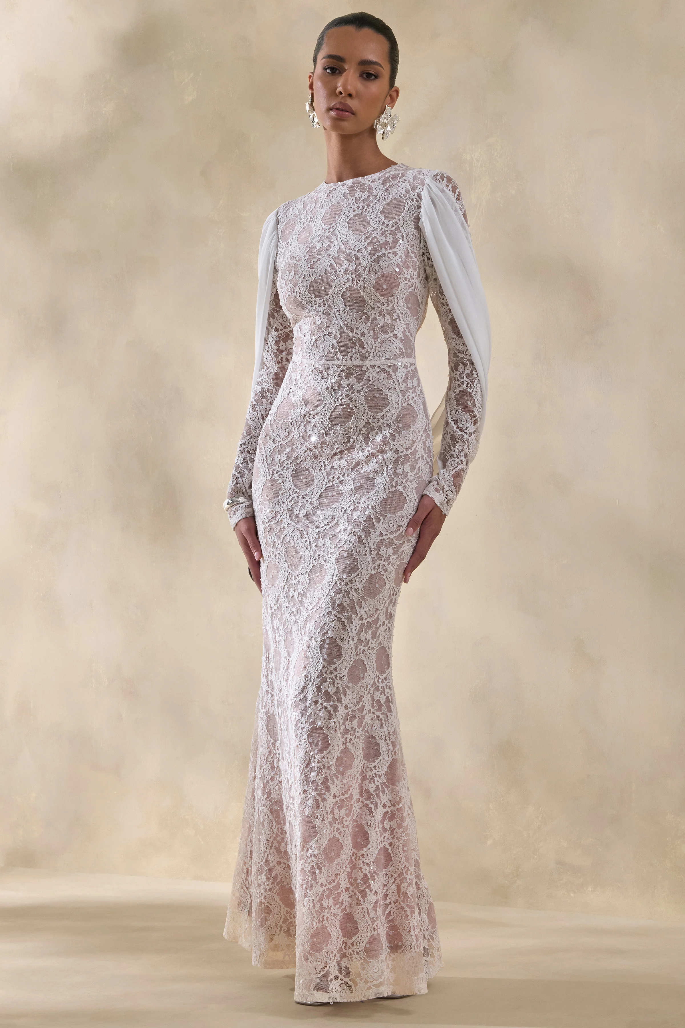 Nabina | Robe longue blanche en dentelle à encolure ronde avec détail drapé au dos - Image 4