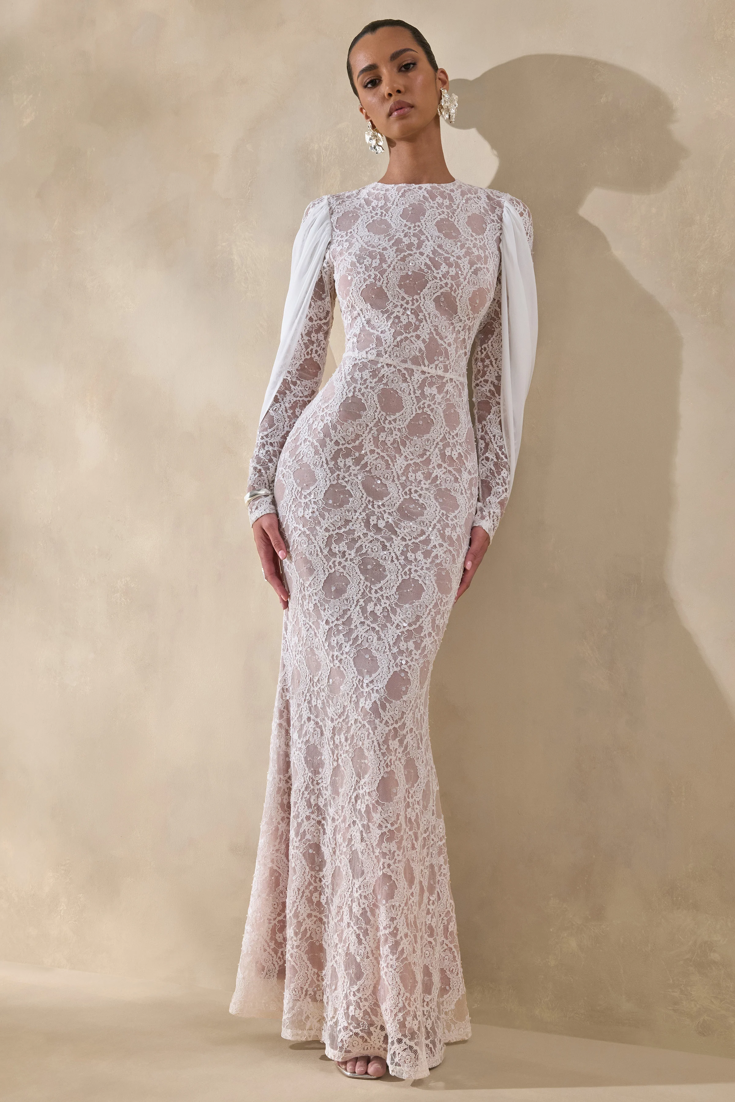 Nabina | Robe longue blanche en dentelle à encolure ronde avec détail drapé au dos - Image 5