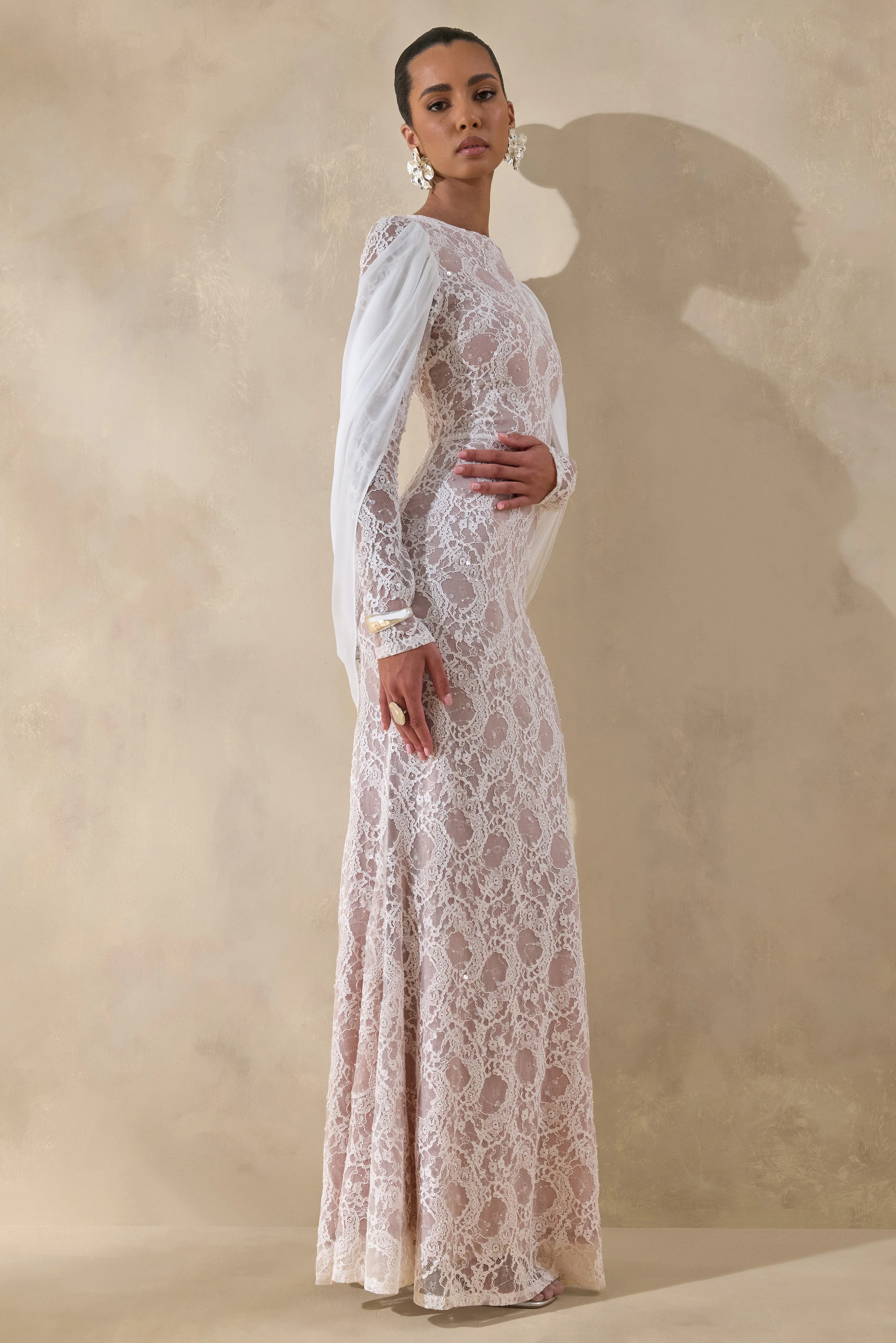 Nabina | Robe longue blanche en dentelle à encolure ronde avec détail drapé au dos - Image 6