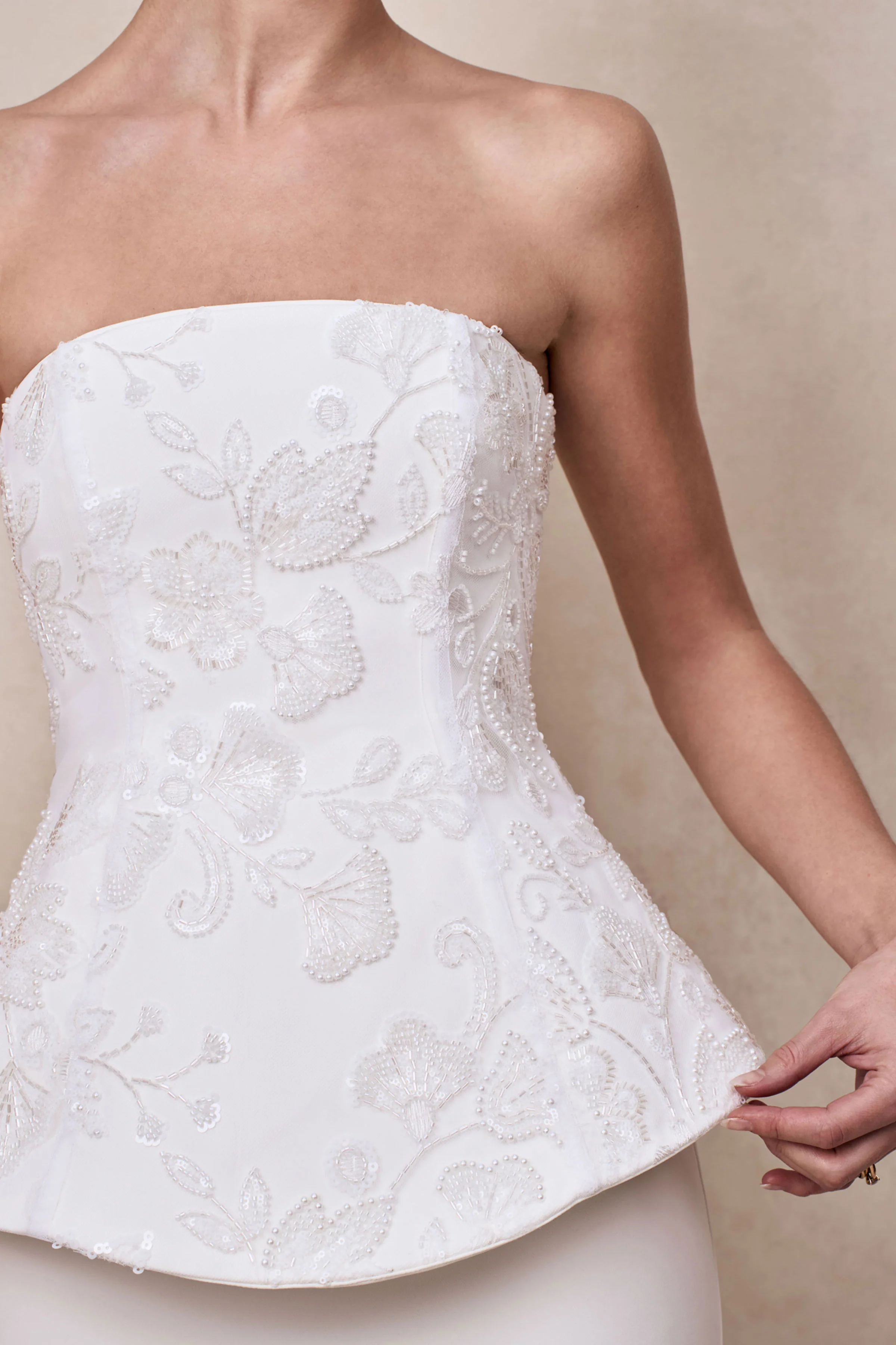 Naira | Robe longue bandeau corset en satin blanc - Image 6