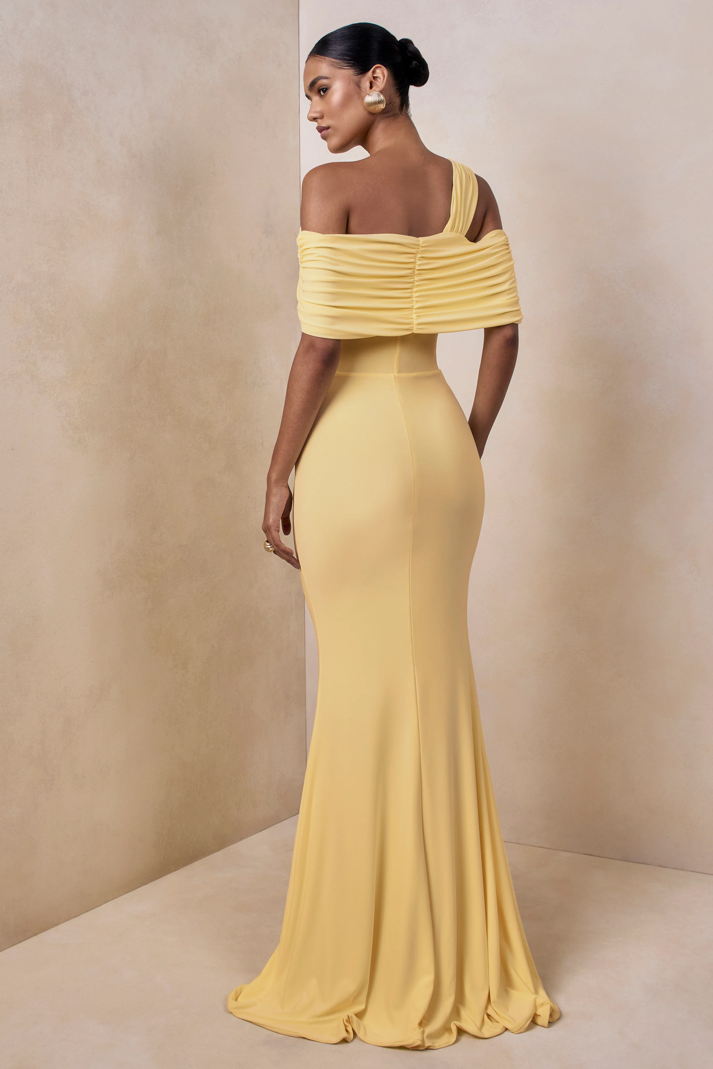 Nala | Robe longue à encolure asymétrique citron avec détails froncés - Image 2