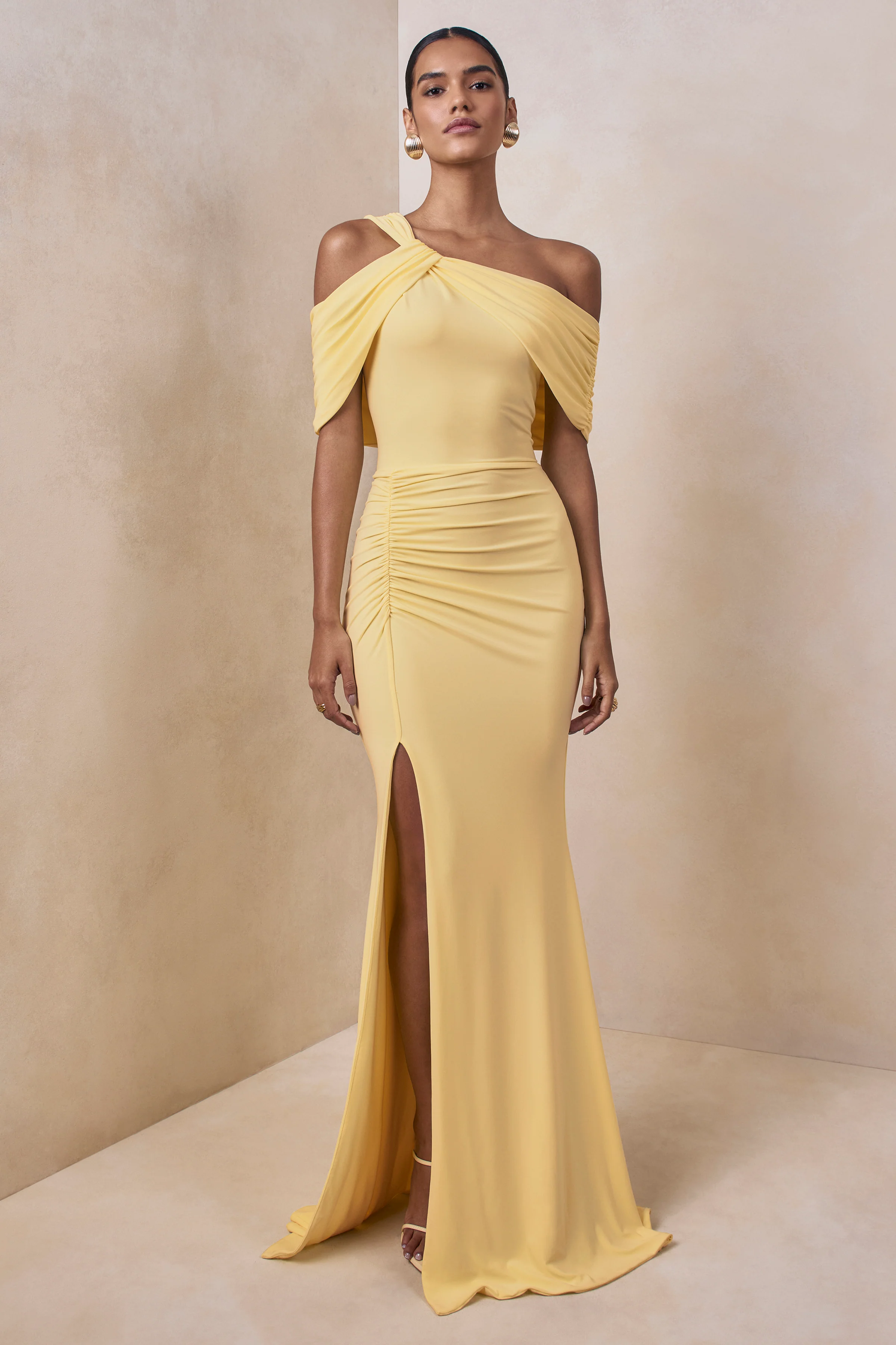 Nala | Robe longue à encolure asymétrique citron avec détails froncés - Image 4