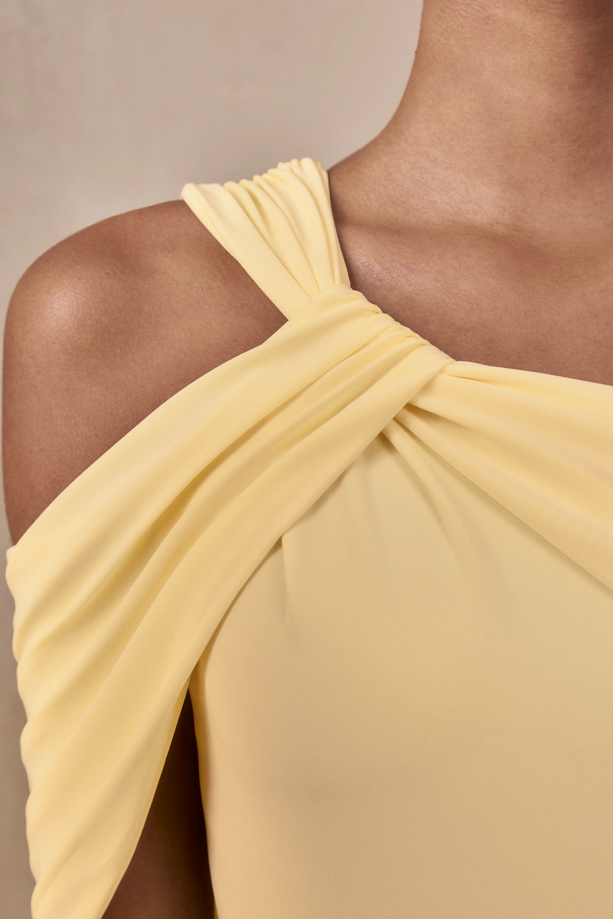Nala | Robe longue à encolure asymétrique citron avec détails froncés - Image 5