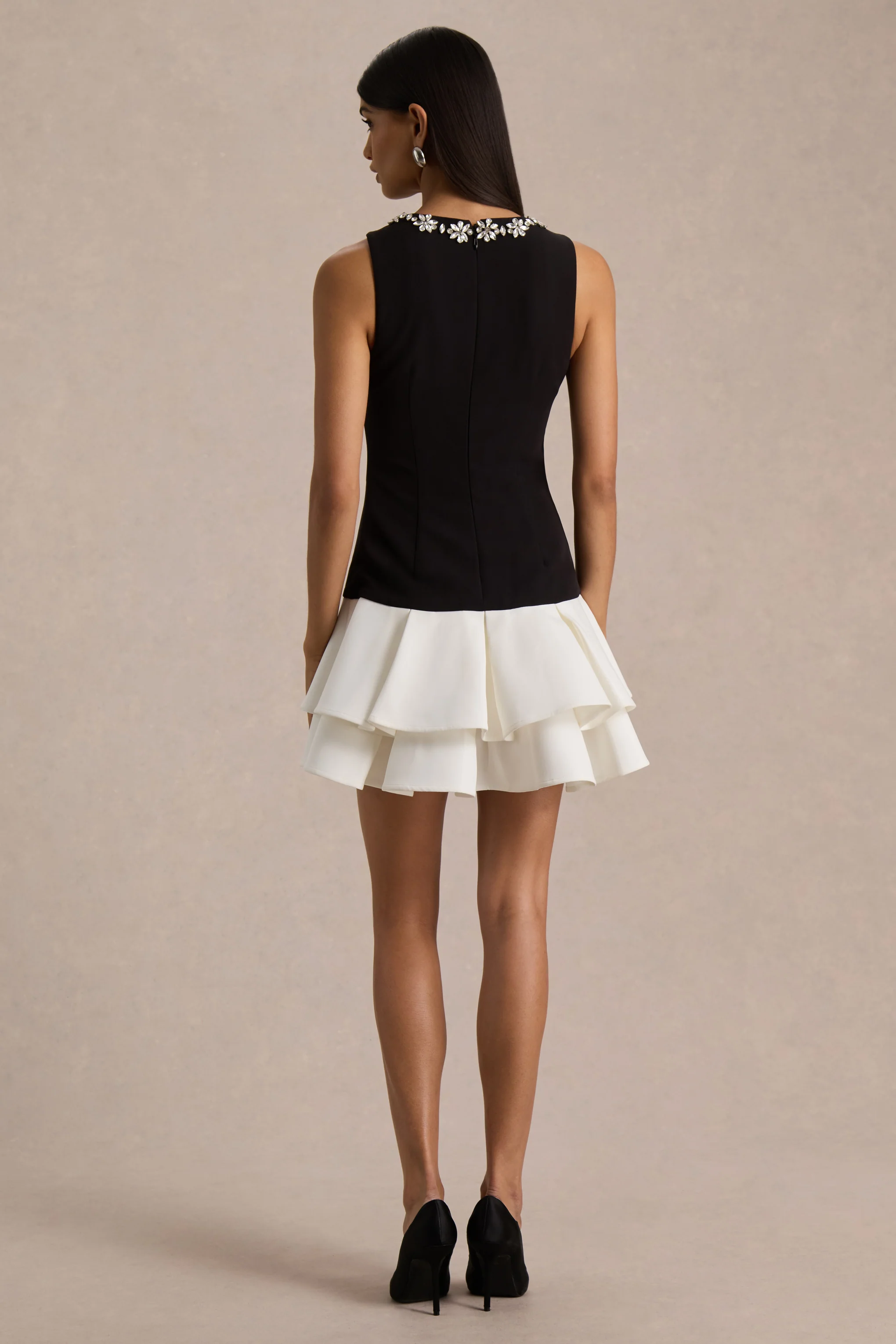 Nalani | Mini-robe noire et blanche à col rond ornée et ourlet volanté - Image 2