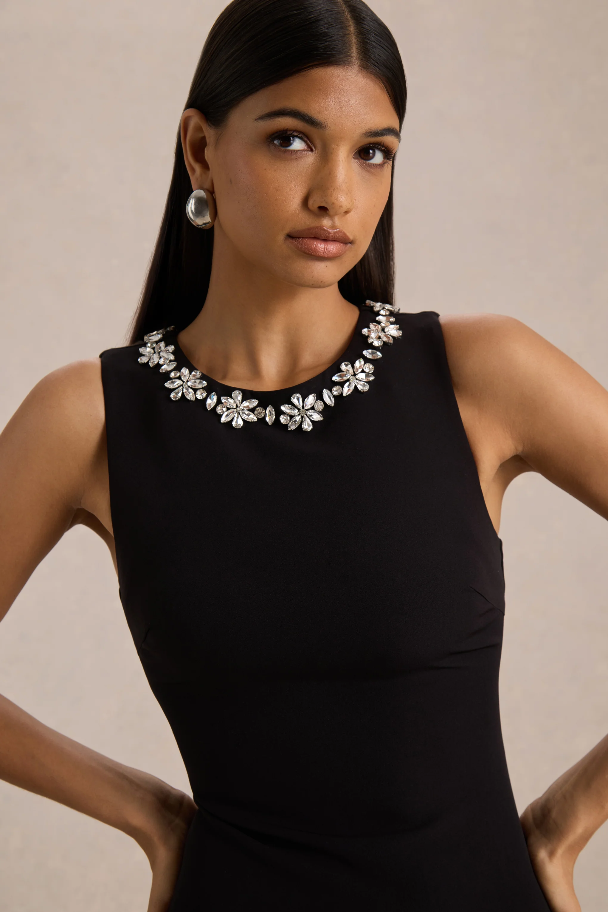 Nalani | Mini-robe noire et blanche à col rond ornée et ourlet volanté - Image 3
