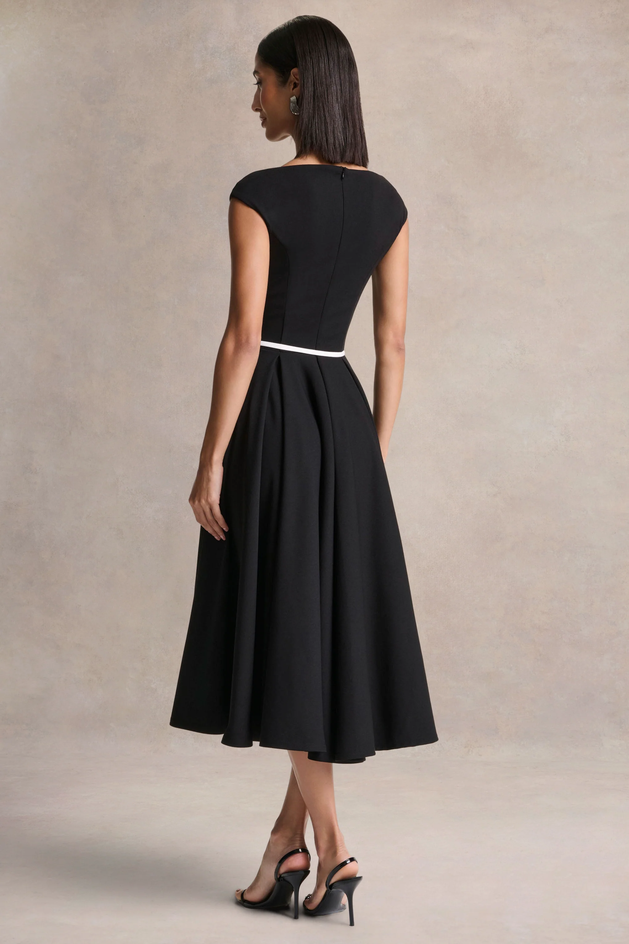 Nataline | Robe mi-longue noire à encolure ronde avec détail de ceinture blanche - Image 2