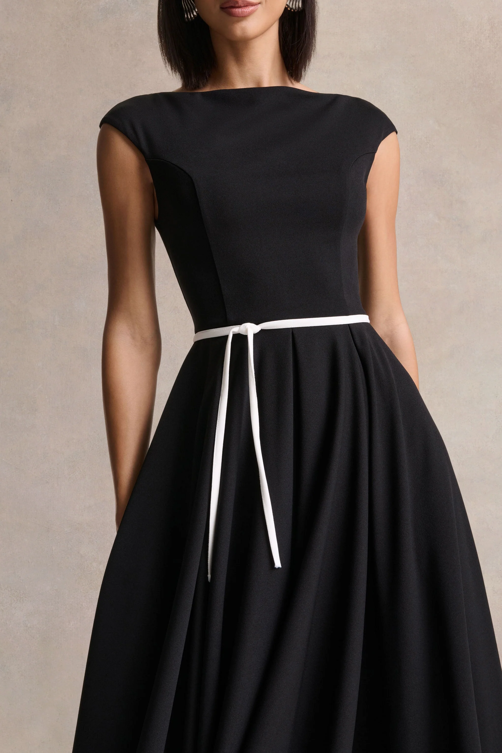 Nataline | Robe mi-longue noire à encolure ronde avec détail de ceinture blanche - Image 3