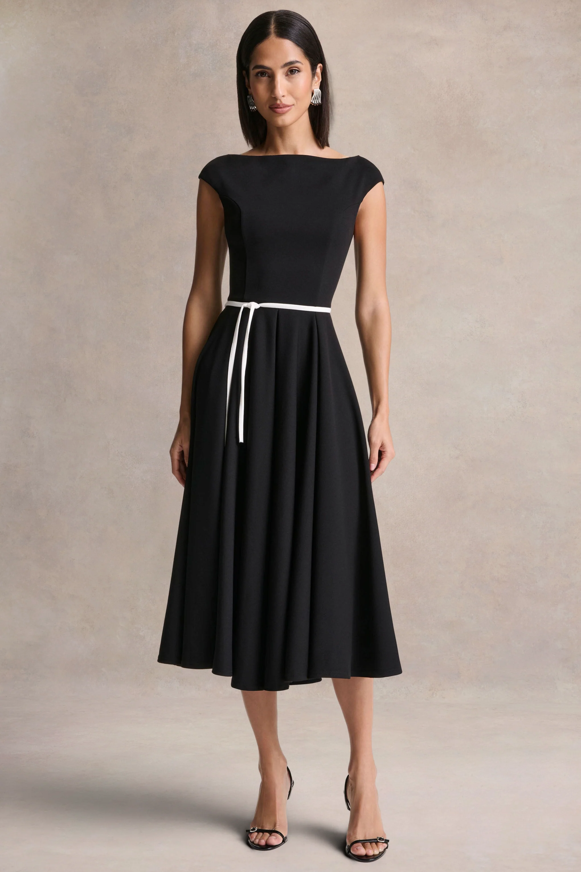Nataline | Robe mi-longue noire à encolure ronde avec détail de ceinture blanche - Image 4