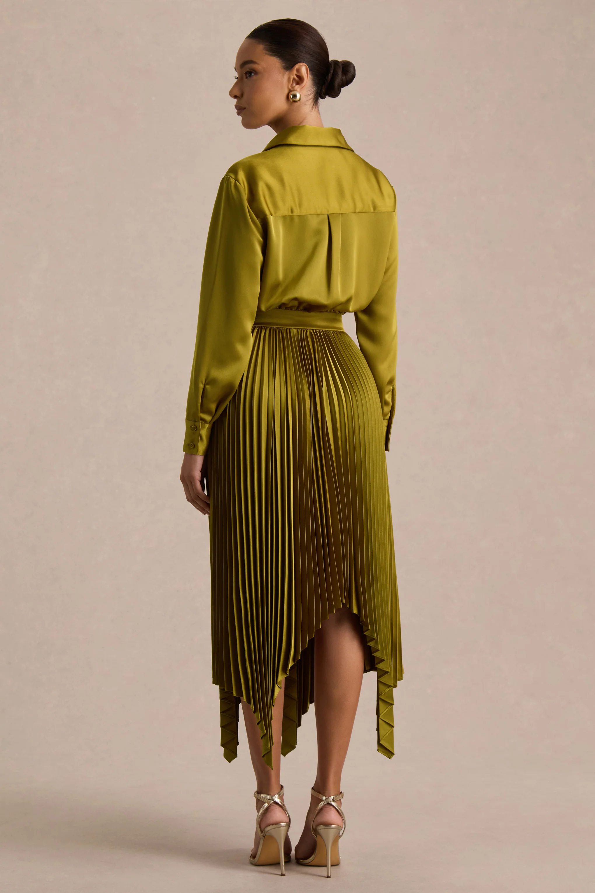 Naxos | Robe chemise longue en satin couleur olive - Image 2