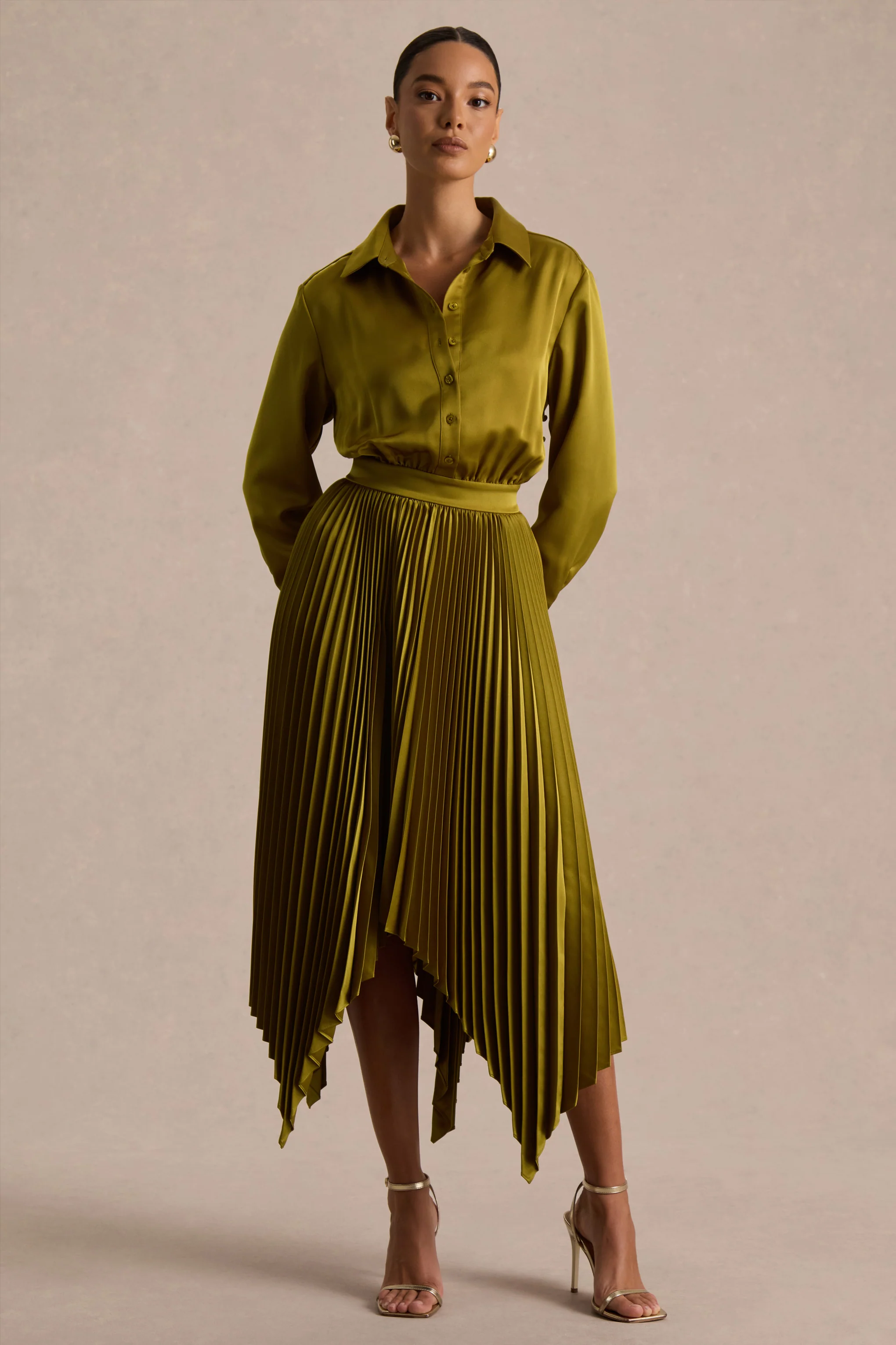 Naxos | Robe chemise longue en satin couleur olive - Image 3
