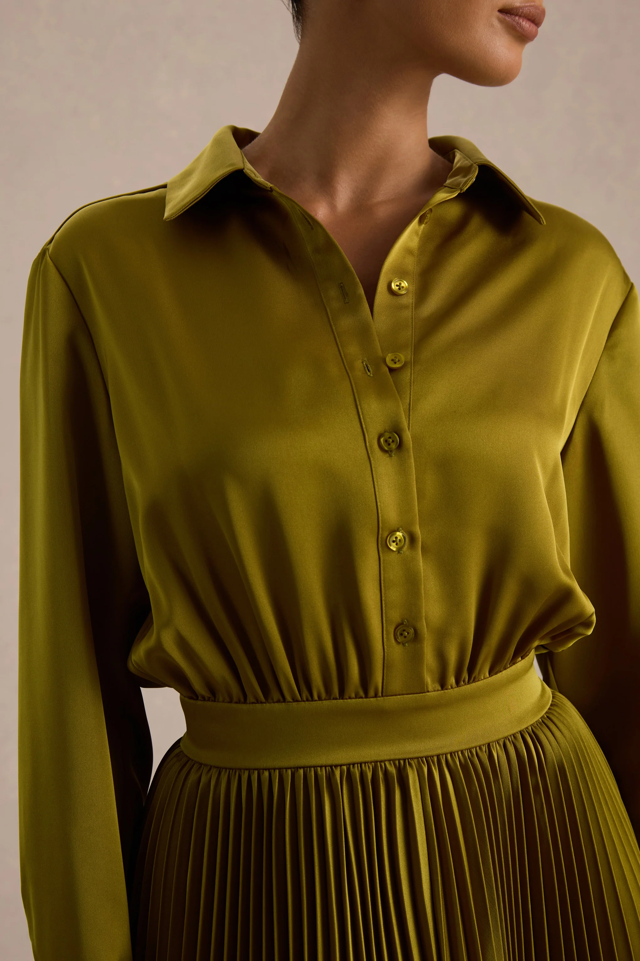 Naxos | Robe chemise longue en satin couleur olive - Image 4