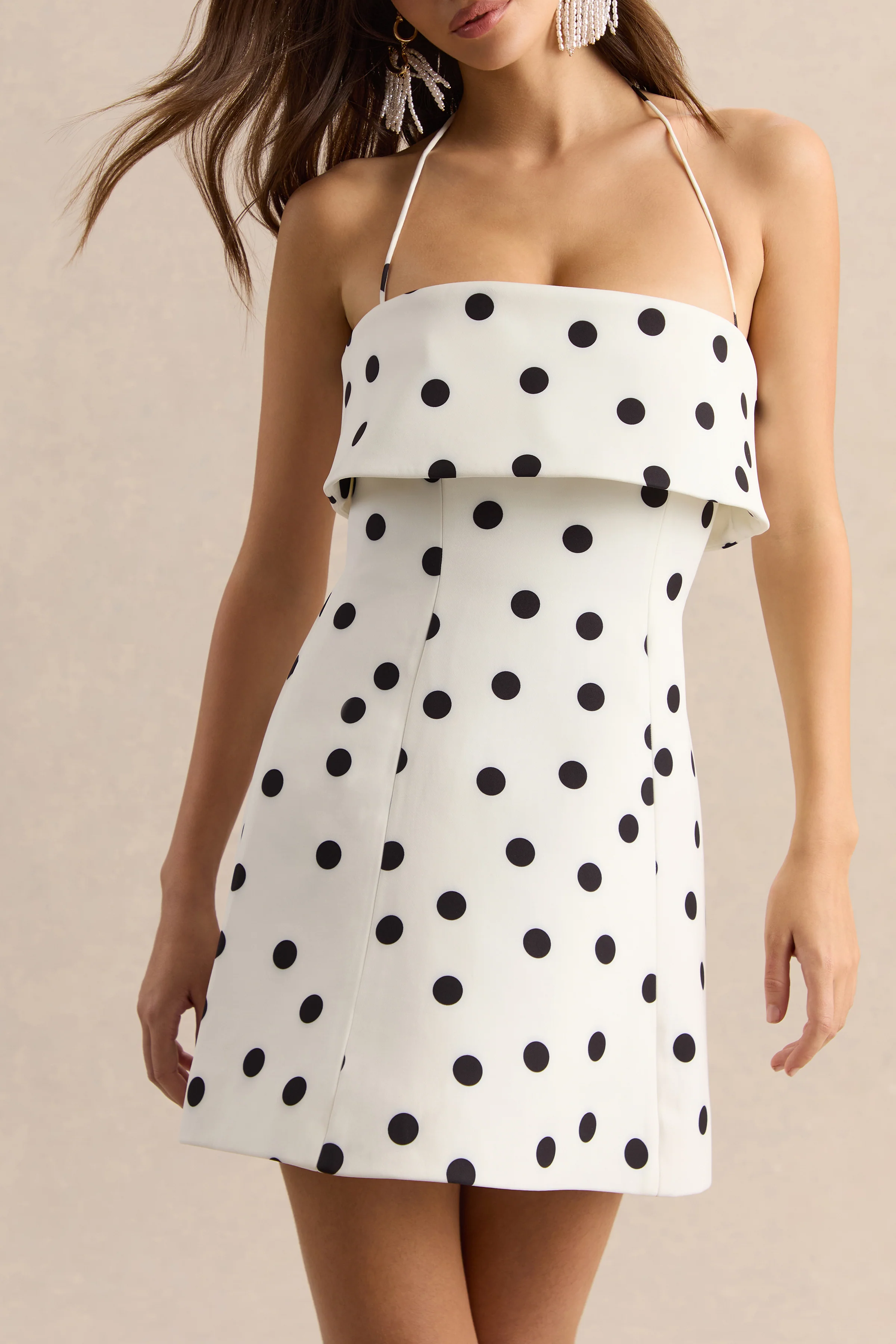 Nelly | Mini-robe blanche à pois noirs à encolure carrée - Image 8