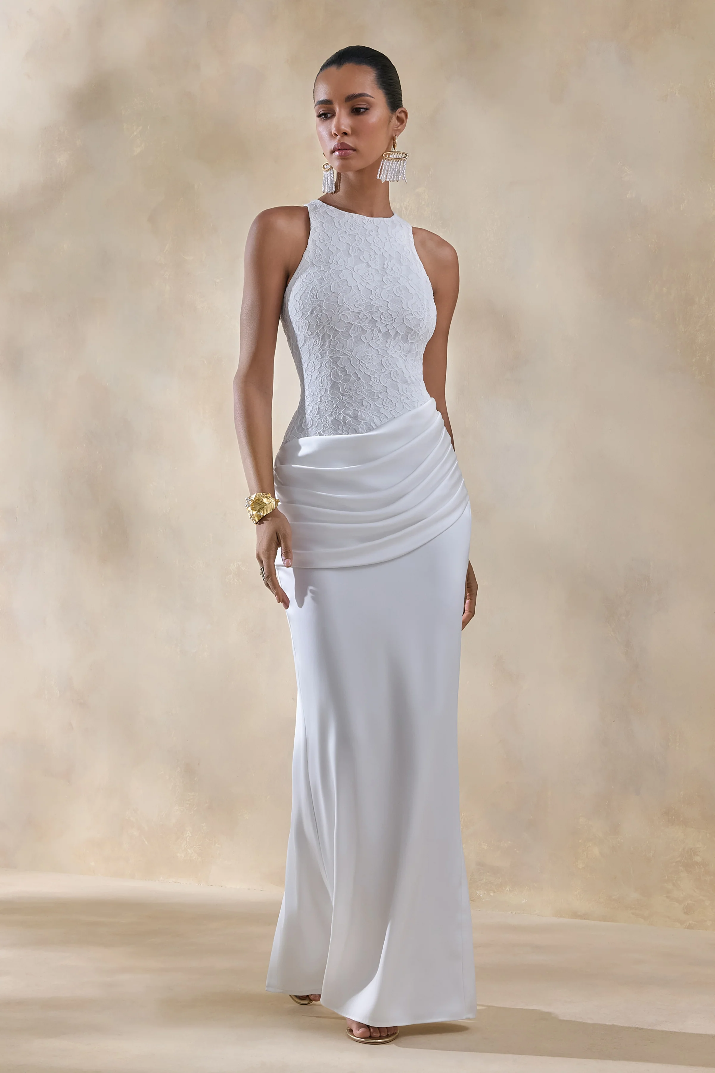 Neria | Robe longue blanche en satin et dentelle à encolure ronde avec jupe drapée portefeuille - Image 4