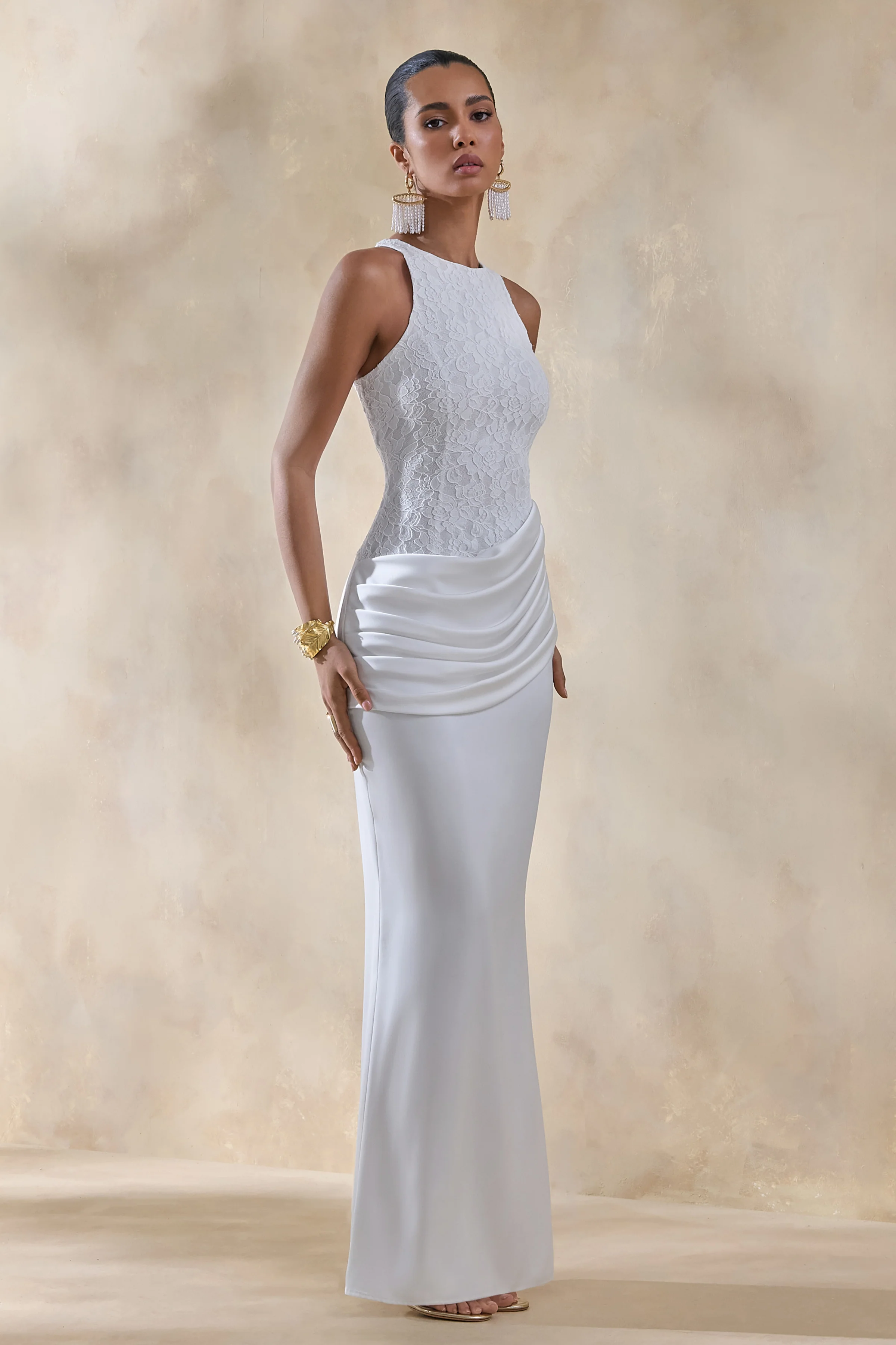 Neria | Robe longue blanche en satin et dentelle à encolure ronde avec jupe drapée portefeuille - Image 5