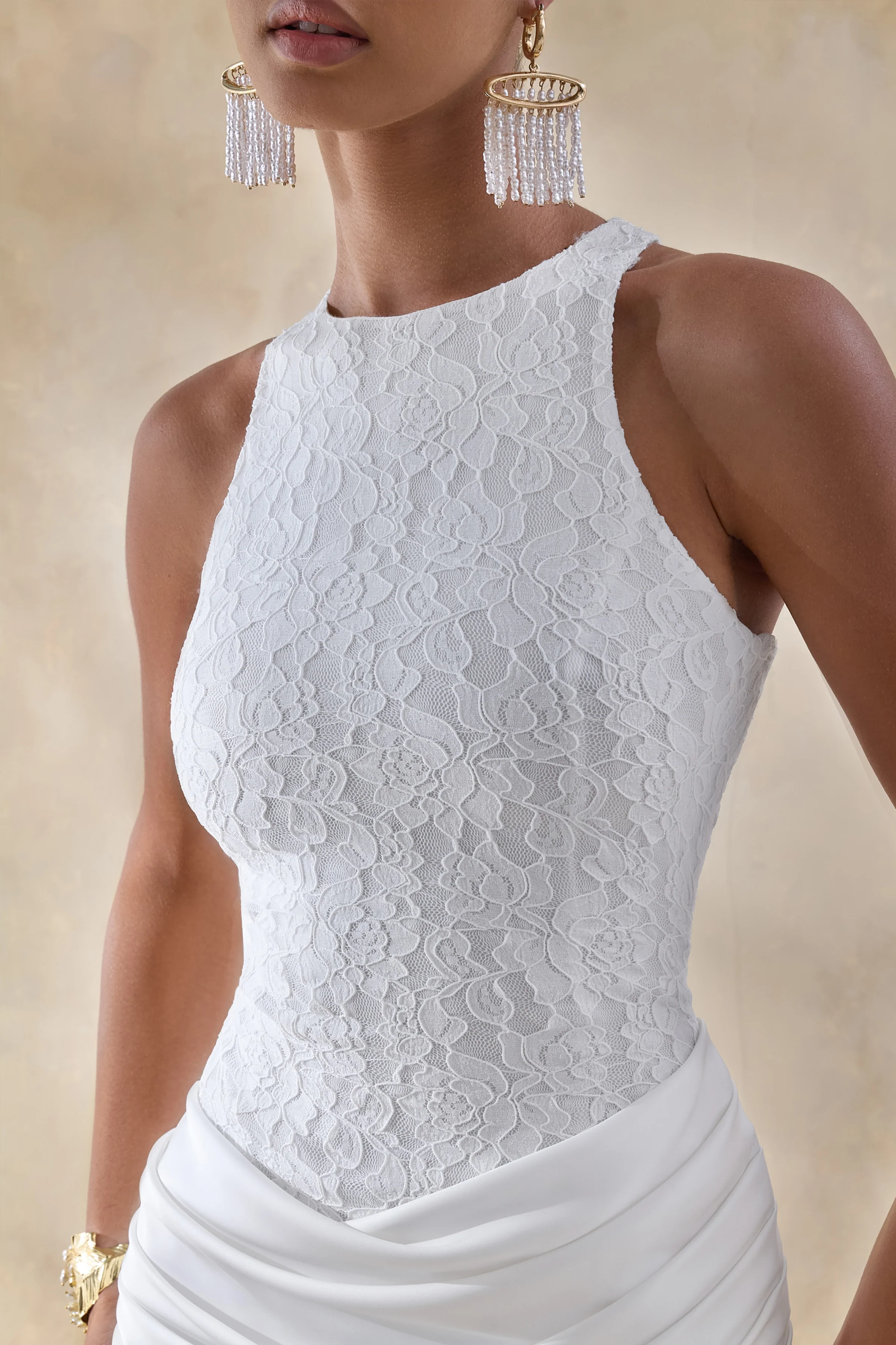 Neria | Robe longue blanche en satin et dentelle à encolure ronde avec jupe drapée portefeuille - Image 6