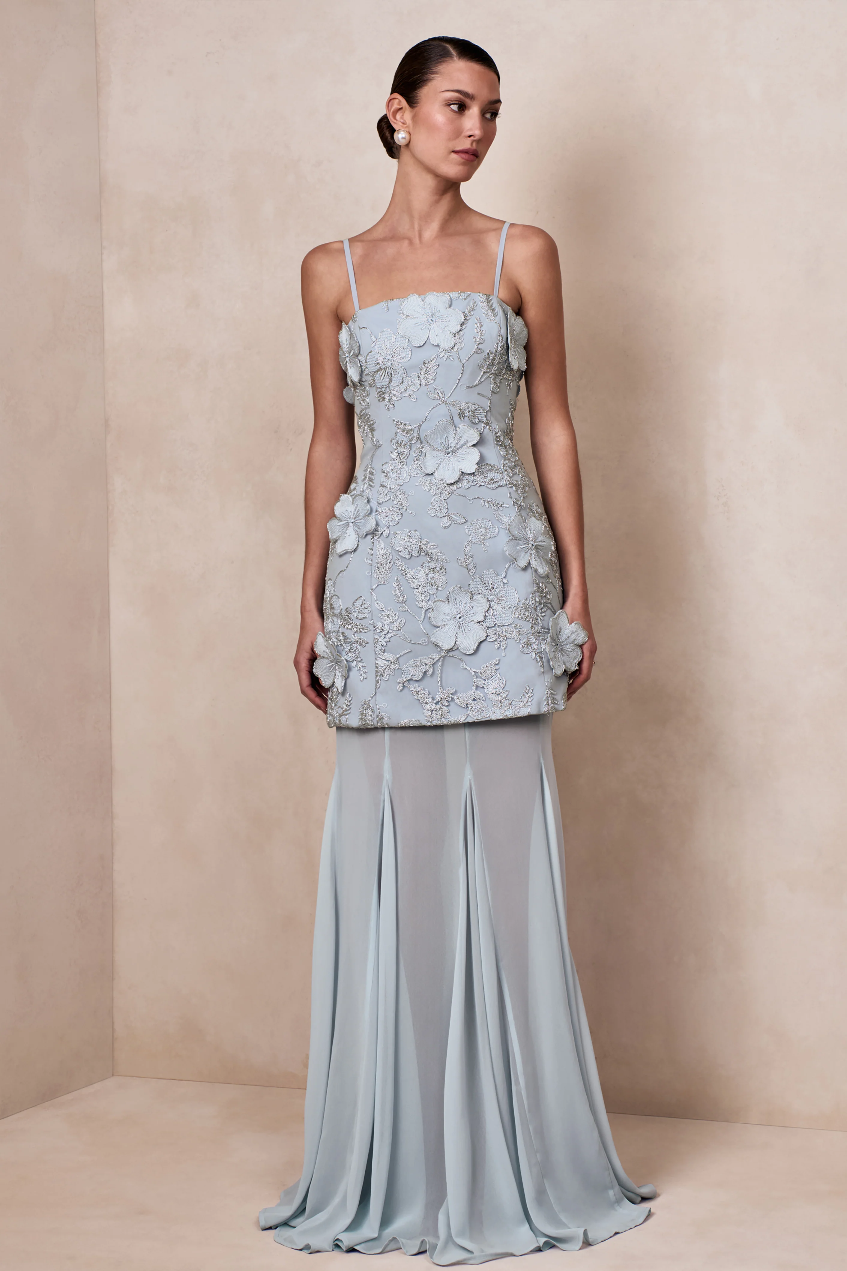 Nessa | Robe longue bleu clair à encolure carrée avec fleurs 3D et jupe transparente - Image 2
