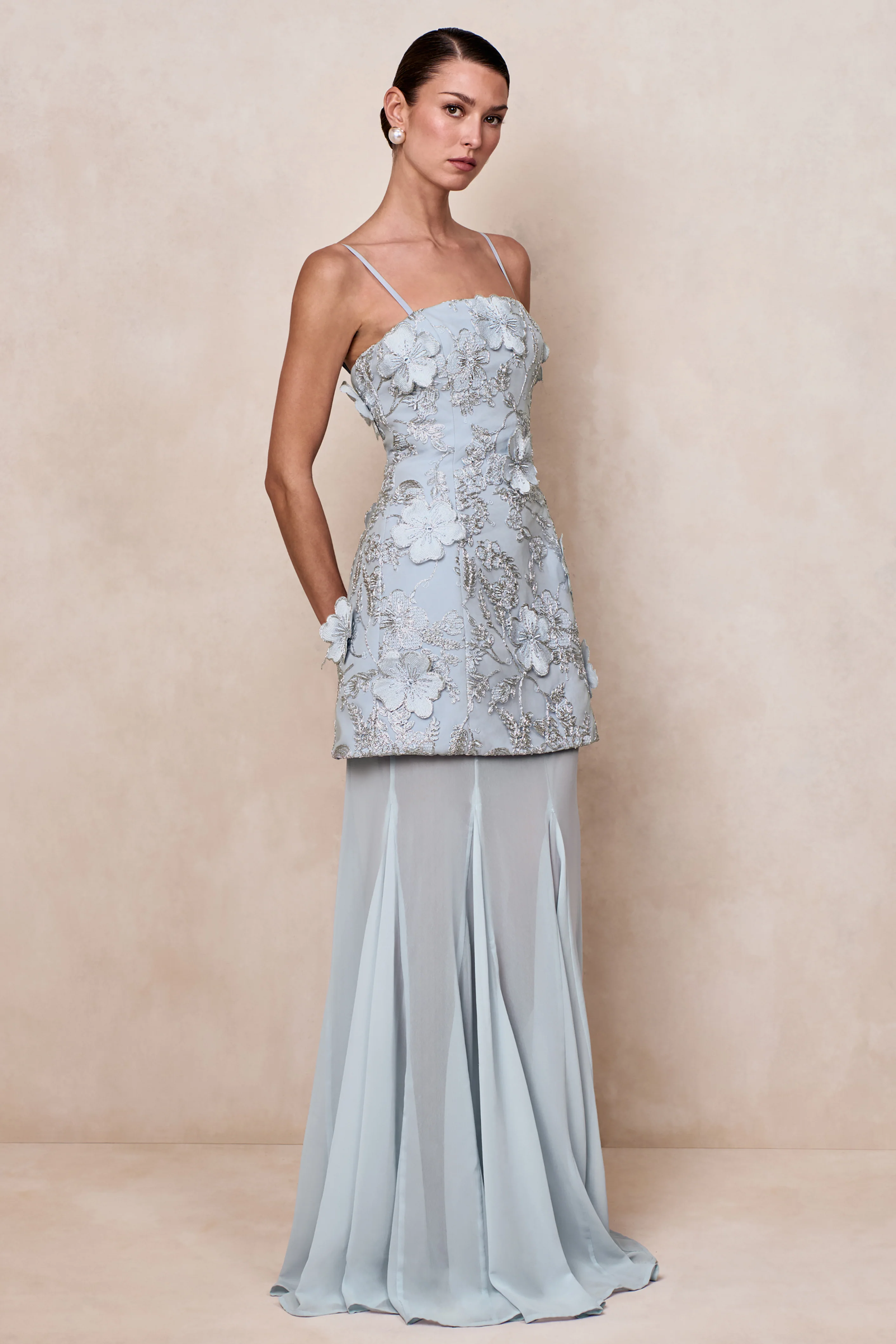 Nessa | Robe longue bleu clair à encolure carrée avec fleurs 3D et jupe transparente - Image 6