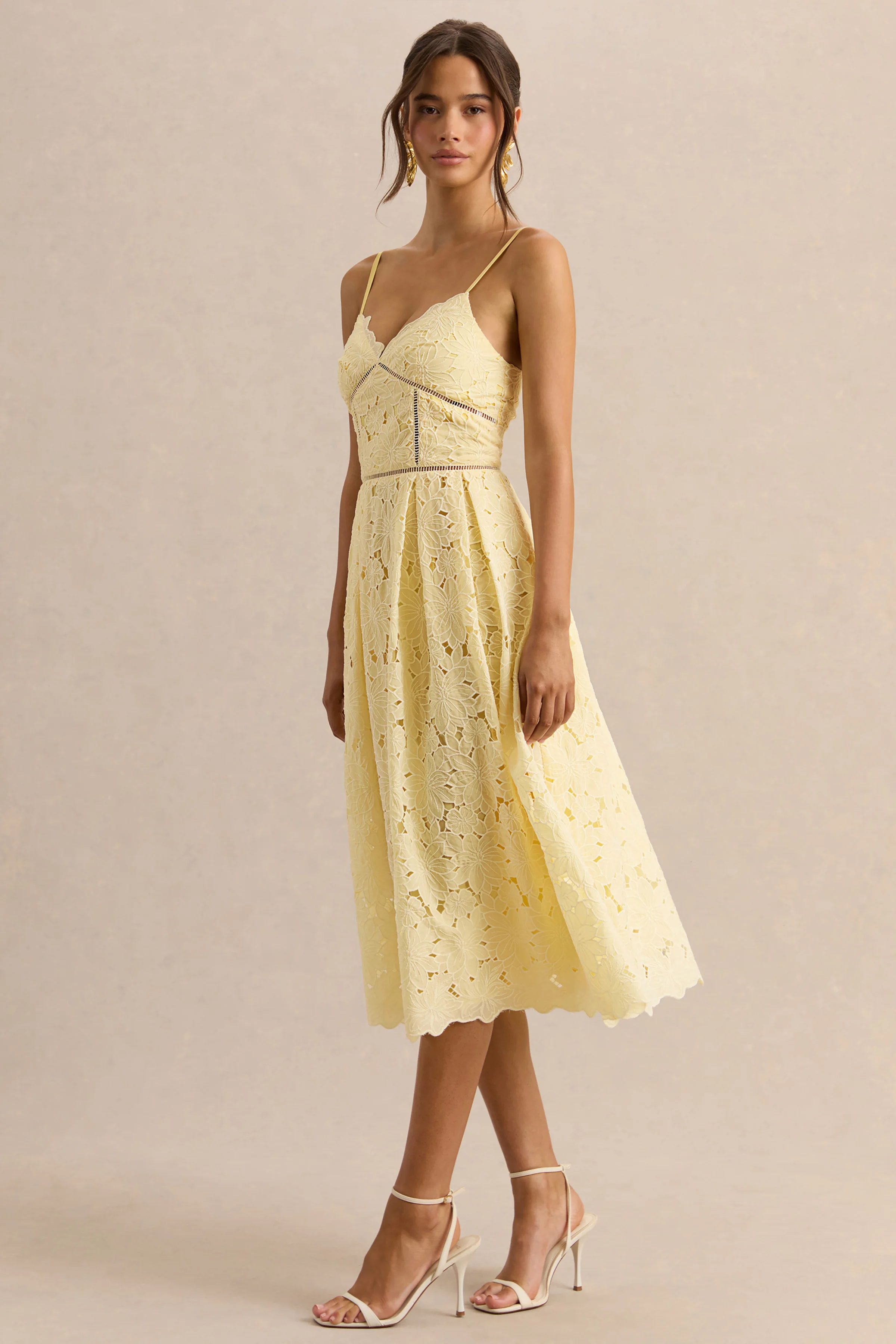 Nicoline | Robe mi-longue citron en dentelle à encolure cœur avec fines bretelles - Image 5