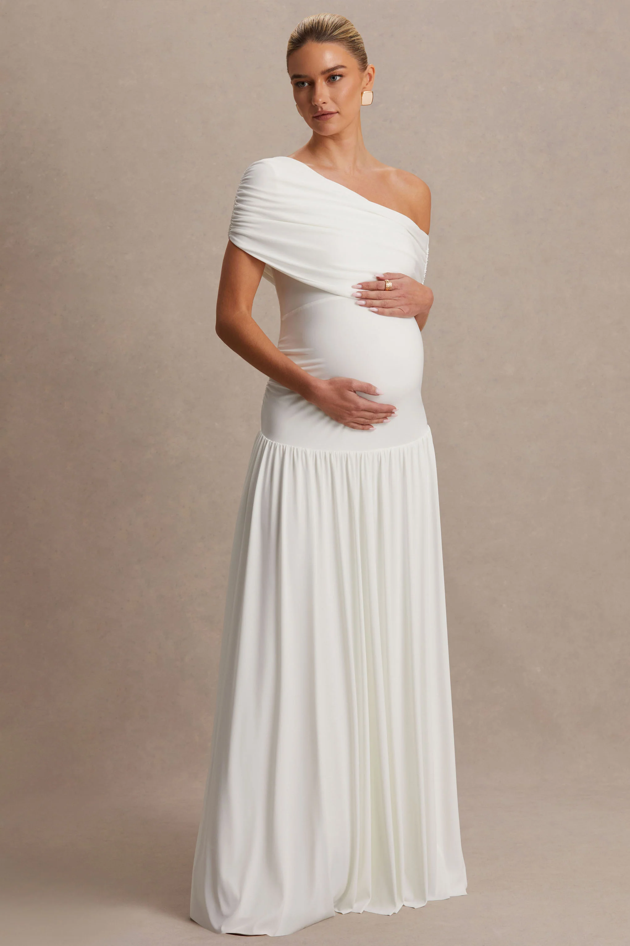 Noah | Robe longue de maternité blanche à encolure asymétrique et taille basse