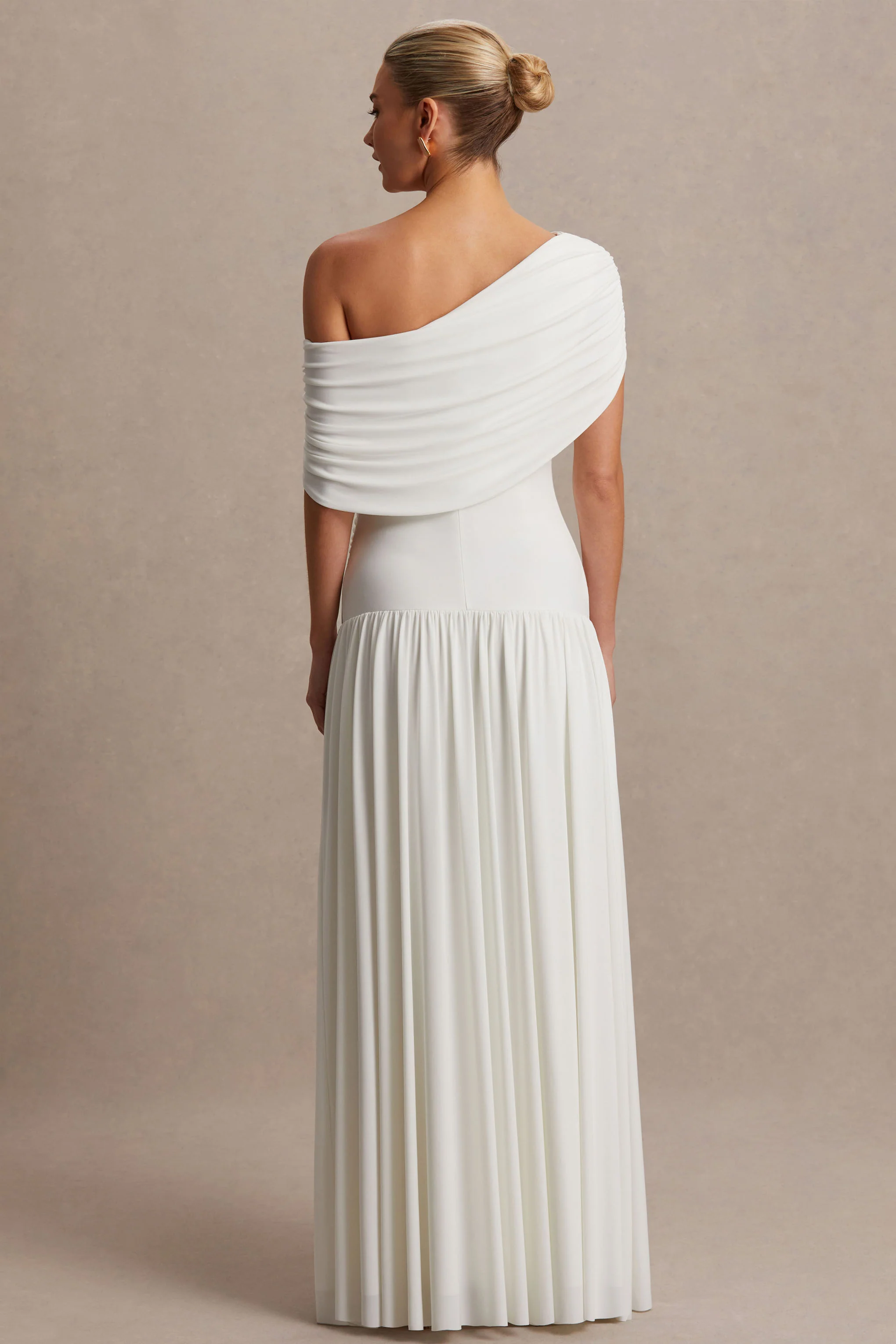 Noah | Robe longue de maternité blanche à encolure asymétrique et taille basse - Image 2