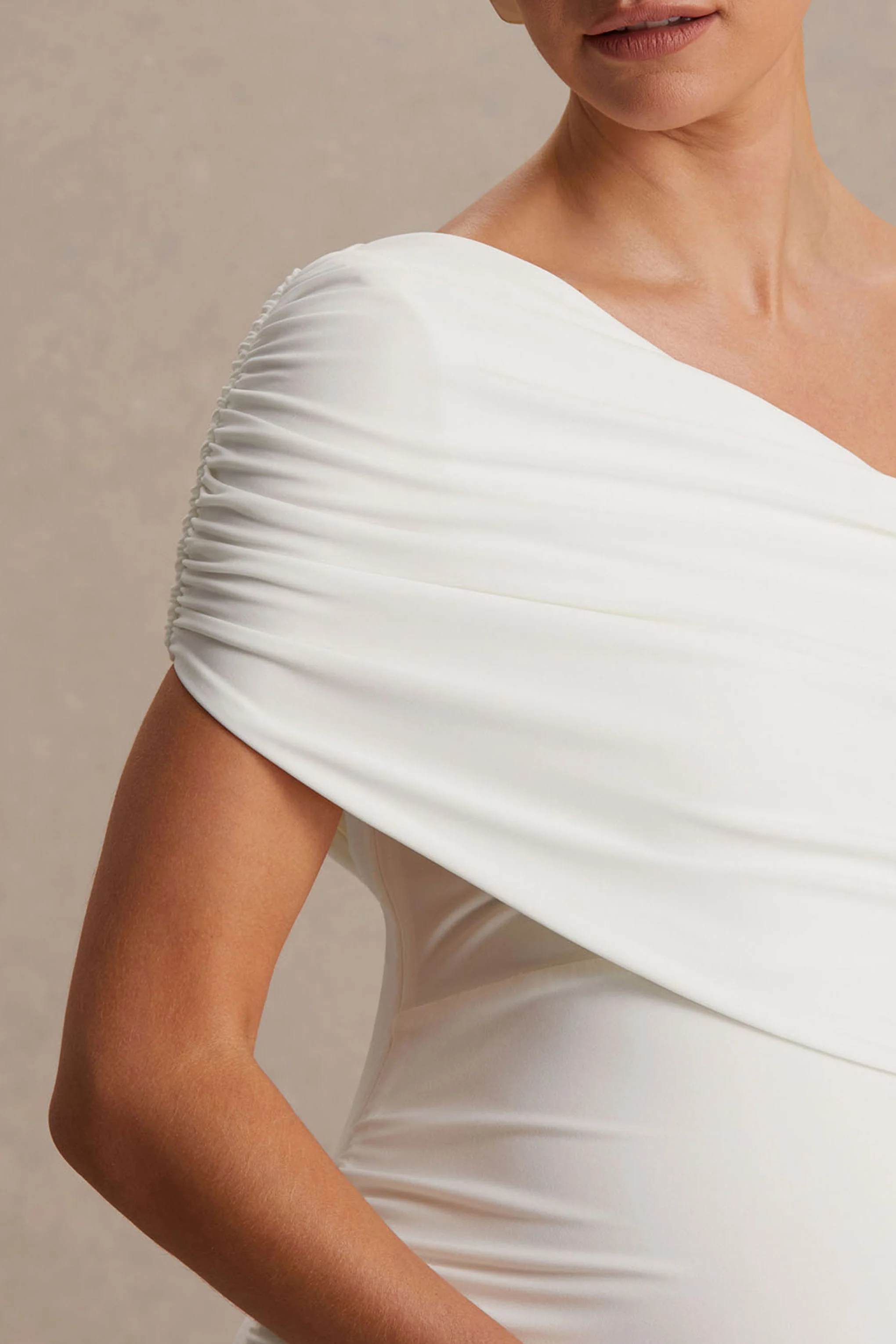 Noah | Robe longue de maternité blanche à encolure asymétrique et taille basse - Image 3
