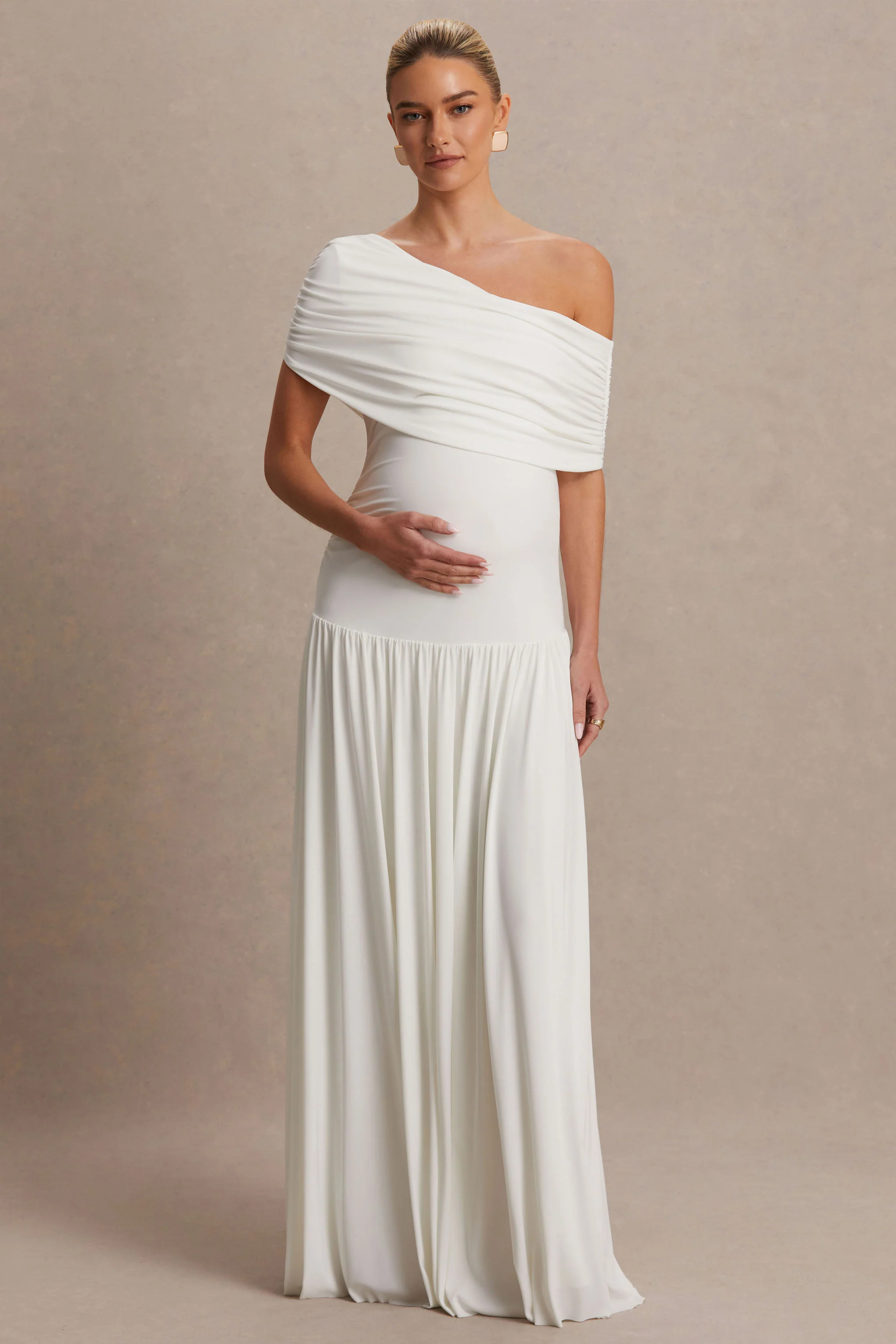Noah | Robe longue de maternité blanche à encolure asymétrique et taille basse - Image 4