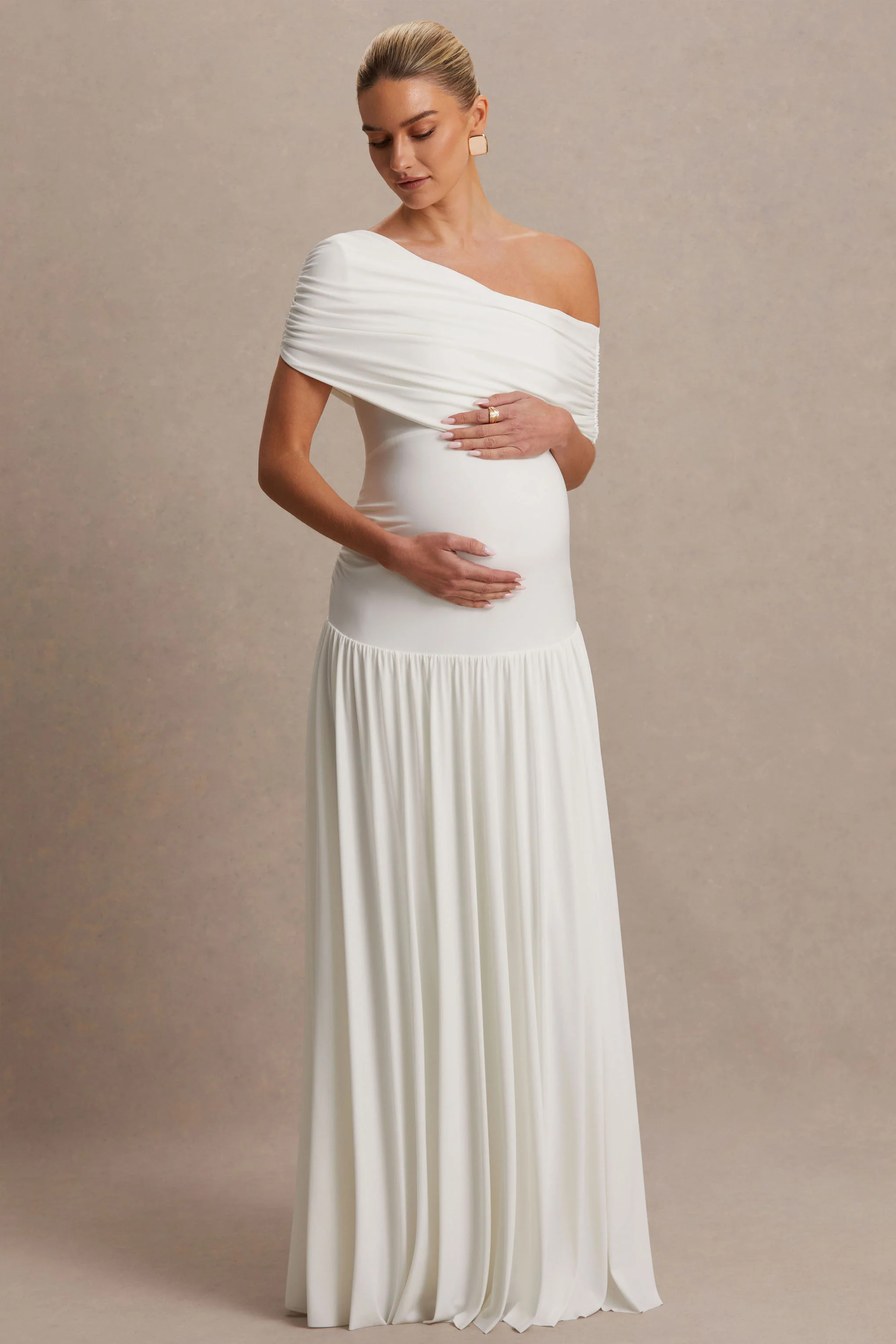 Noah | Robe longue de maternité blanche à encolure asymétrique et taille basse - Image 5