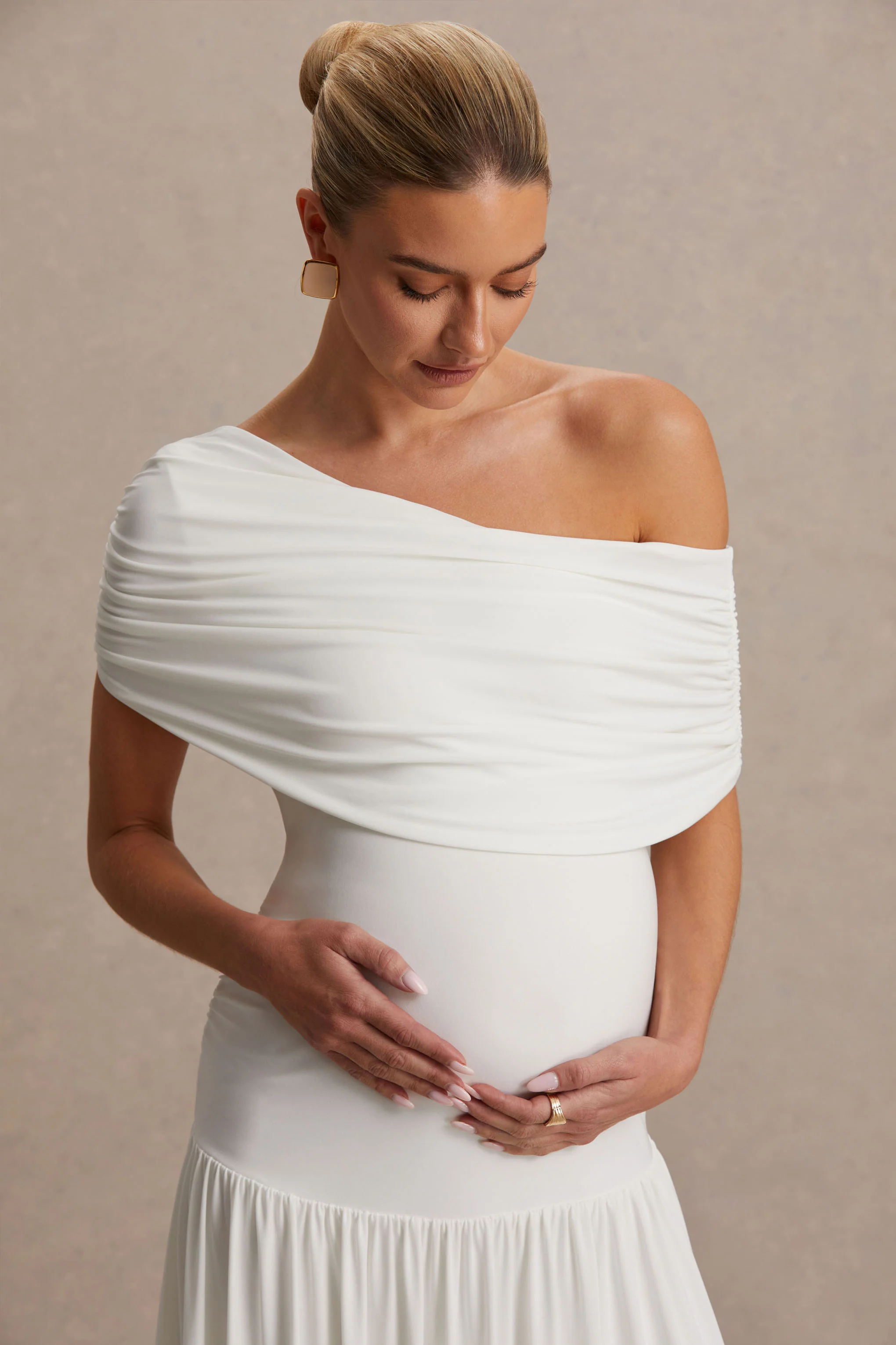 Noah | Robe longue de maternité blanche à encolure asymétrique et taille basse - Image 6