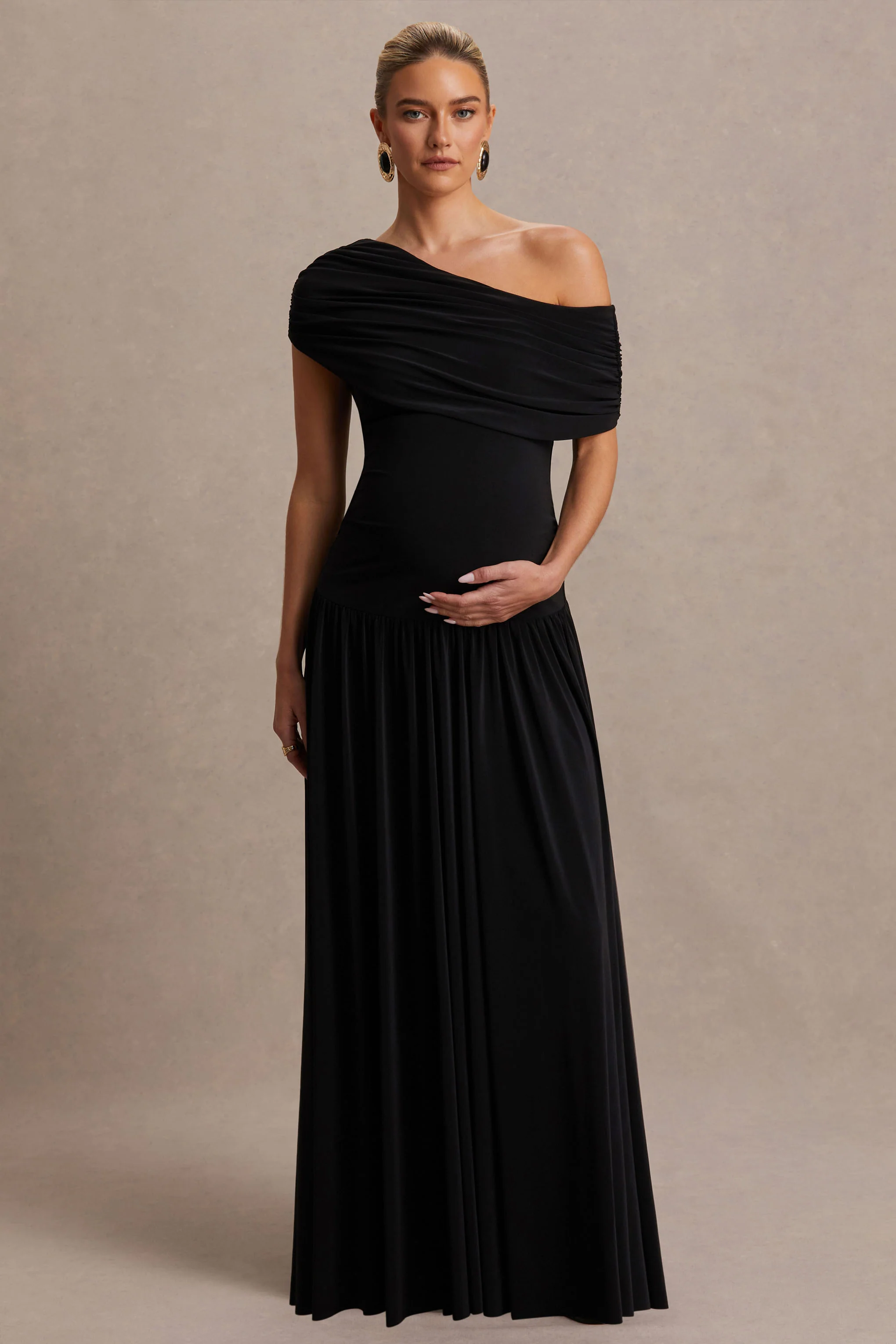 Noah | Robe longue de maternité noire à encolure asymétrique et taille basse - Image 4