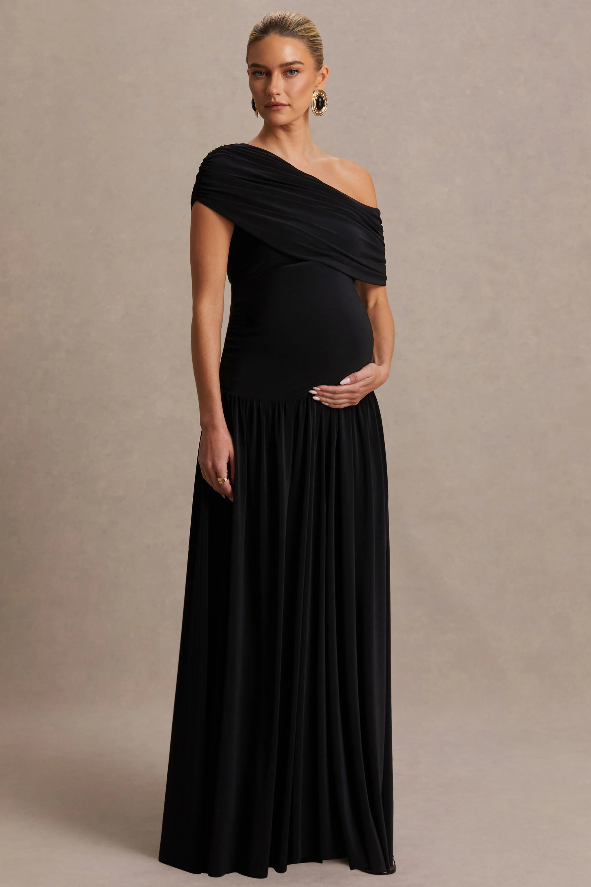 Noah | Robe longue de maternité noire à encolure asymétrique et taille basse - Image 5