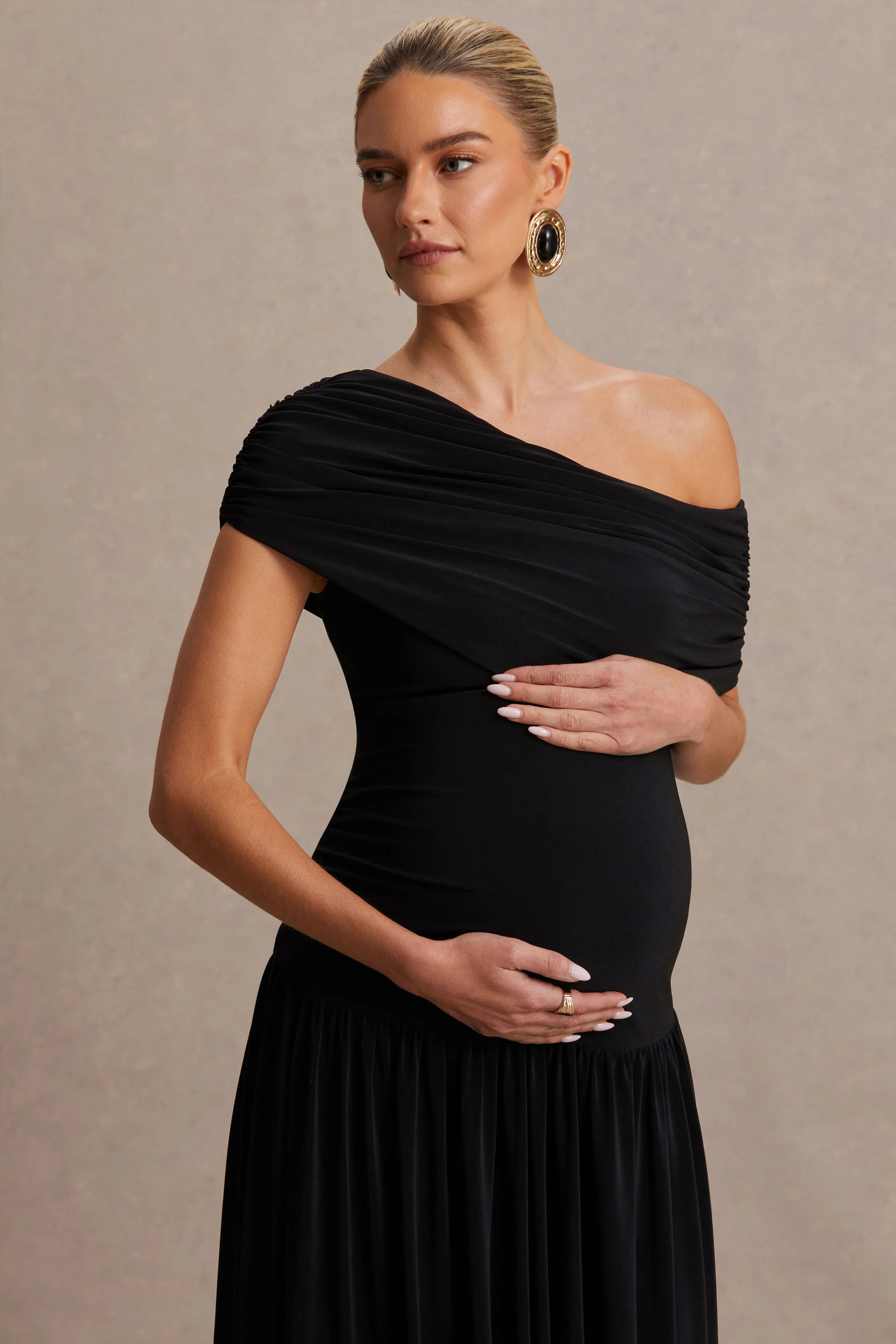 Noah | Robe longue de maternité noire à encolure asymétrique et taille basse - Image 6